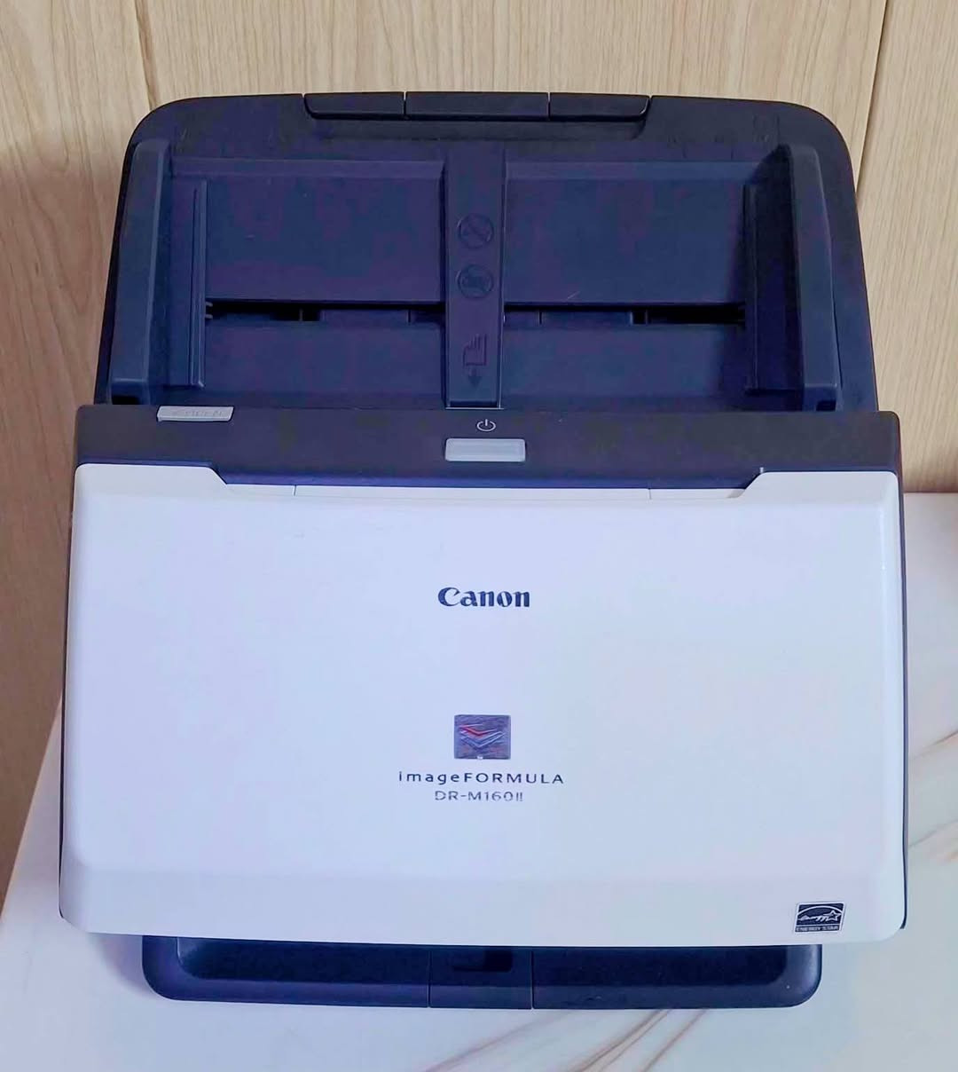 السكنر اللي يخلّي الأرشفة أسرع وأسهل! 
Canon imageFORMULA DR-M160

ودّع التعب ويا تكديس الأوراق وللمدارس والمكاتب، والإدارات .وللمستندات .والاضابير 
مسح ضوئي عالي الدقة للمستندات
 سرعة قوية تصل 50 نسخه بالدقيقه
 سحب تلقائي للأوراق (ADF)
 مسح على الوجهين (Duplex)
 نتائج واضحة للنصوص والجداول
 اعتمادية عالية للاستخدام المستمر
سعر 275 الف 
علمآ سعر الجديد في الاسواق ب550 الف
توصيل متوفر
ملاحظة ..يرجى فحص الجهاز قبل مغادرة المندوب رجاءآ رجاءآ حتى لايضيع حقك ان شاء الله 
***********

نص مكتوب في الصور:
- Canon imageFORMULA DR-M160II
- سكنر أرشفة مكتبي احترافي مصمم للسرعة والتعامل مع كميات كبيرة من المستندات
- المواصفات:
- سرعة المسح 60 صفحة بالدقيقة
- المسح المزدوج 120 صورة بالدقيقة
- دقة بصرية تصل إلى 600 dpi
- ADF بسعة تصل إلى 75 ورقة
- دورة تشغيل يومية تصل إلى 13,000 مسحة
- مستشعر CMOS CIS مع RGB LED
- عمق ألوان 24-bit
- USB 2.0