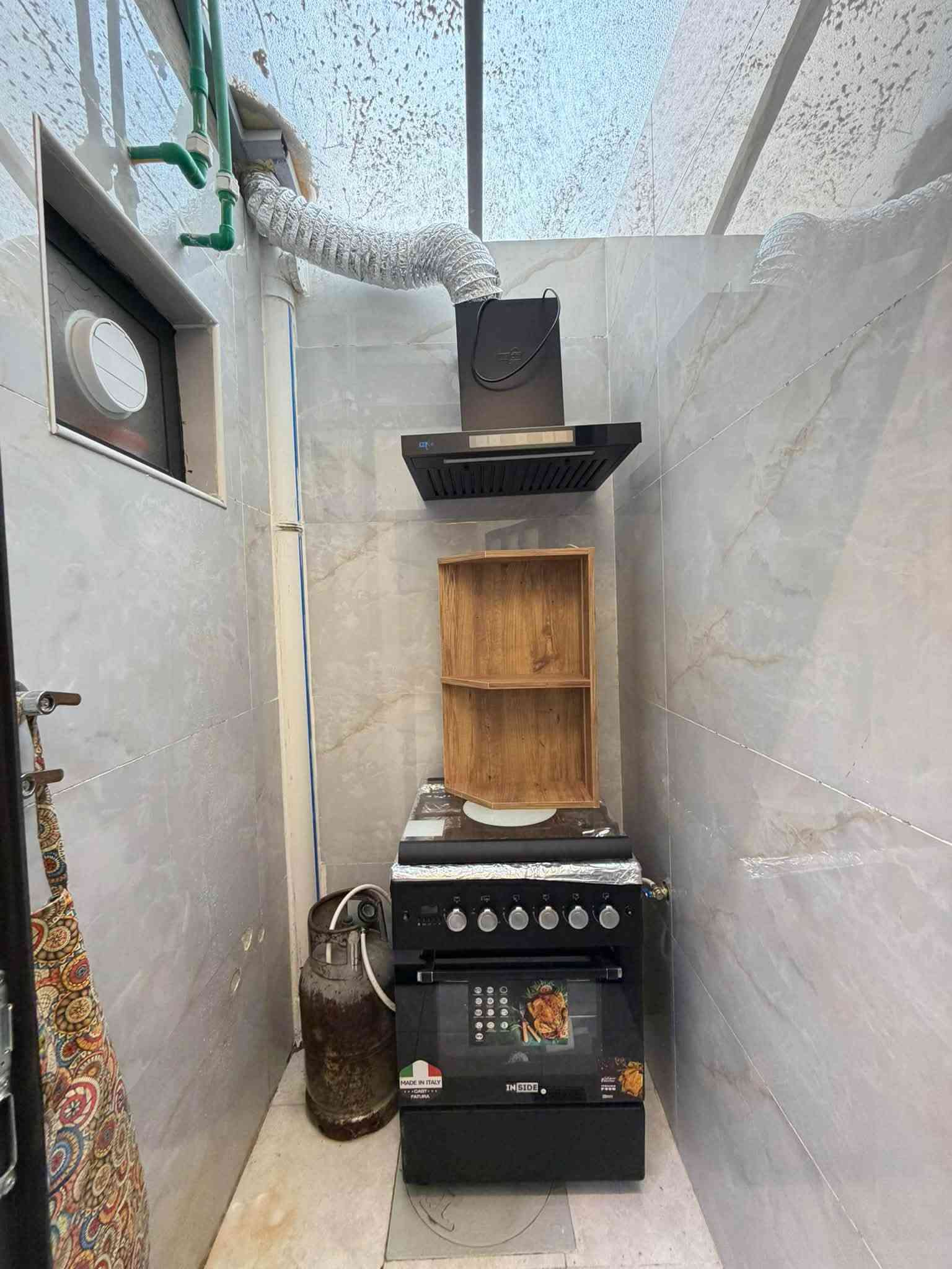 بيت 50 متر  ثلاث طوابق🏠
و هيكل 50 متر ثلاث طوابق

البيت ثلاث غرف نوم حمام خارجي 1 داخلي 2 
استقبال مطبخ 
وكما موضح بلصور والفيديو 
بناء درجة اولى وموثث كامل سقف عالي جميع شبابيك المنيوم 
كتائب حماية لسطح وسقيفة 
تانكي كبير وبوستر نازل تاسيسات امل الشريف بورسلين الواح 

والهيكل نفس تفاصيل البيت 

الموقع📍 :حي دجلة شارع الابداع 
***********  رقم الهاتف واتساب ايضاً
