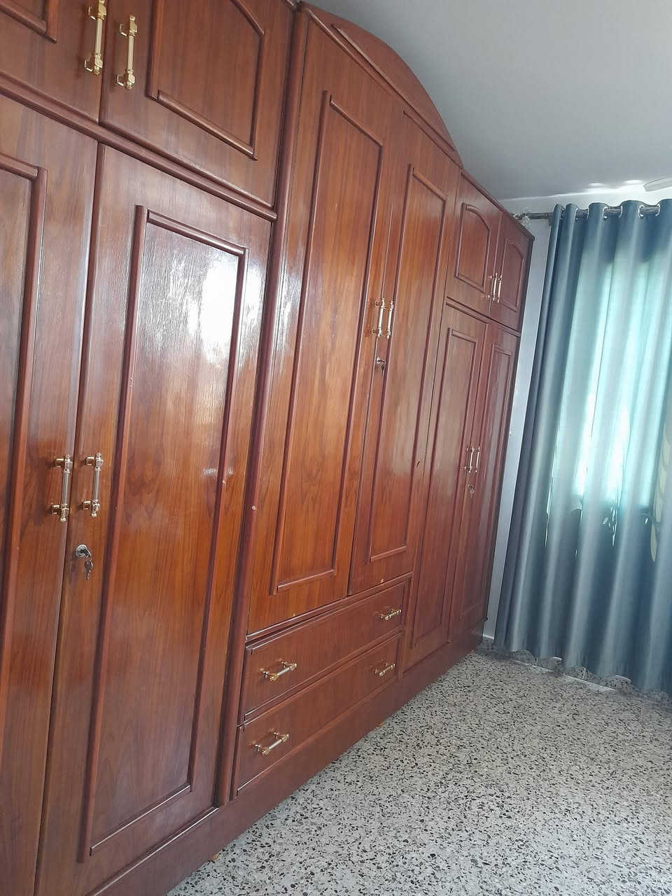 كنتور للبيع .. ست ابواب ،ملحق شغل درجة اولى توصي ،، سعر ٣٦٠ قفل ،، ***********
