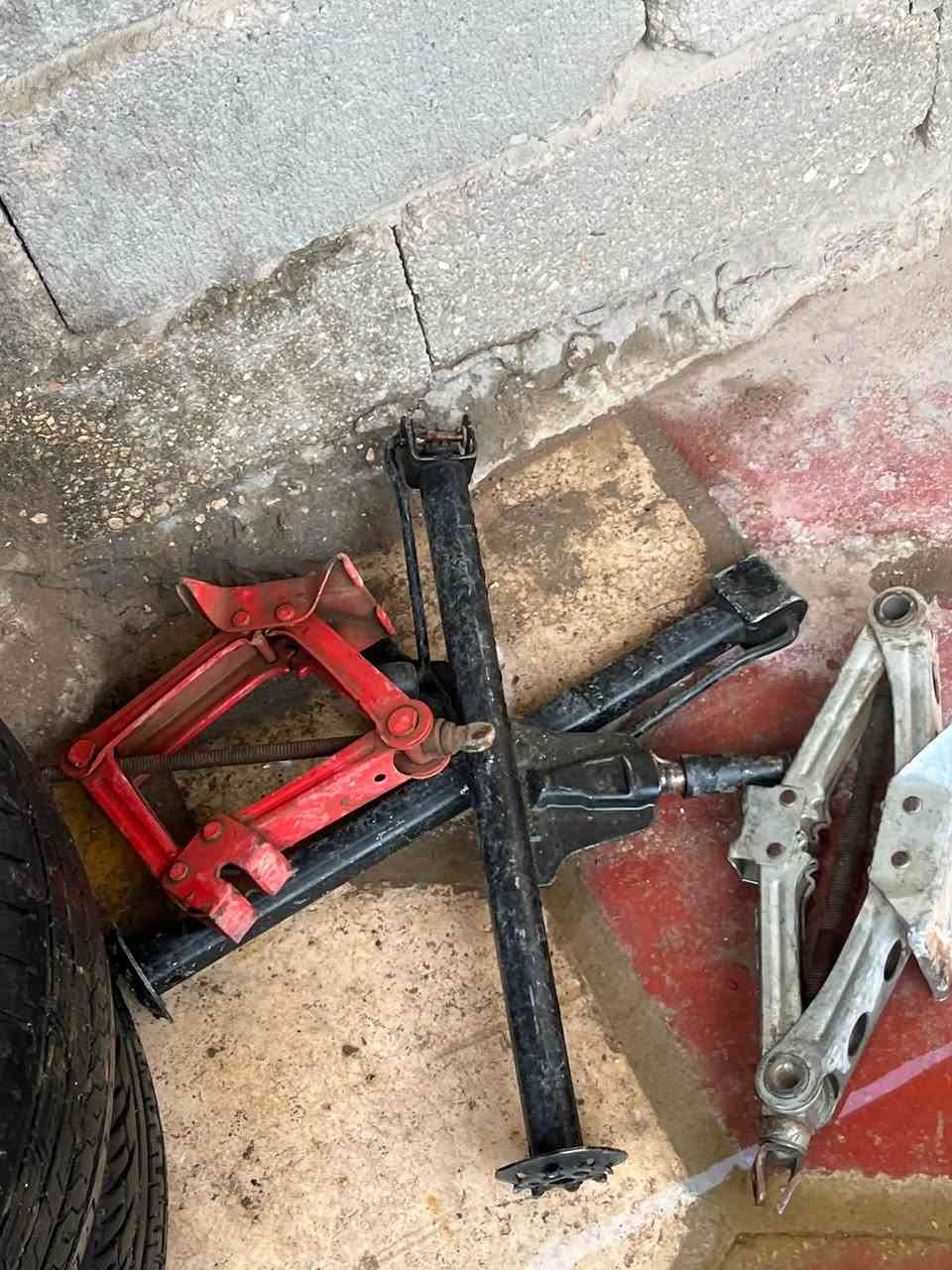 غراض مارسدس دب وجامبو وطيارين يرهم المحور قيم واخذ بالي يرضي الله
تخم وياله وتايرات حجم ١٥ يرهم جوكر كل سيارات وللمارسدس تايرات نضيفات بدون عواج او تصليح وياله

جكات بلادي مال وارد جديدات 

شوته مال ففتي ومكينه بطه نضيفات 
ومروحه عاصفه تك 
والغراض بالصور

