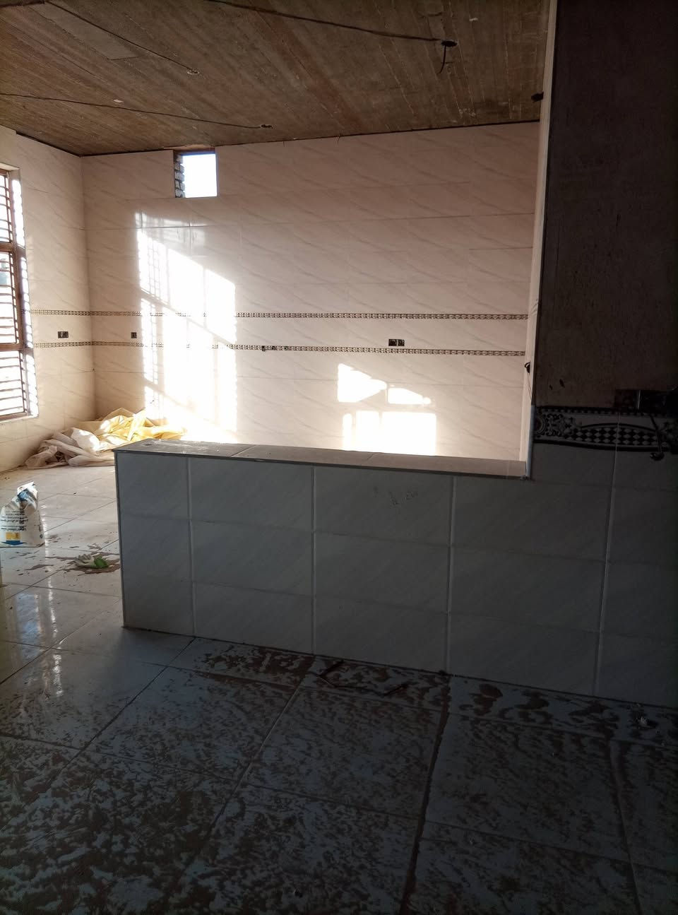 السلام عليكم بيت للبيع طابو زراعي المساحه 400متر يتكون من غرفتين نوم 5*4وحده نظام سويت استقبال 5*7مطبخ 5*4مجمع صحيات صالتين الطابق الاول كامل بس لبخ بورك  الطابق الثاني غير منجز يتكون من ثلاث غرف اثنين سويت وصاله العنوان حي الحوراء شارع ١٤ متر شا رع عامر المنصوري للاستفسار اكثر الاتصال على الرقم ***********

