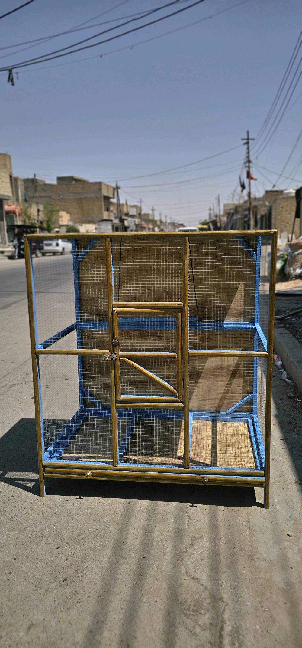 قفص طيور الحب شغل مرتب وقوي واجهة 130وارتفاع 120 ونزال50 السعر 60  العنوان بغداد _ مدينة الصدر ( حي السفير ) ... رقم الهاتف :***********