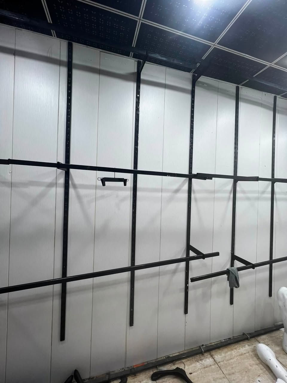 غراض وديكور محل ملابس للبيع ب290  الف كل الغراض وبيهن مجال قليل للتواصل ***********
