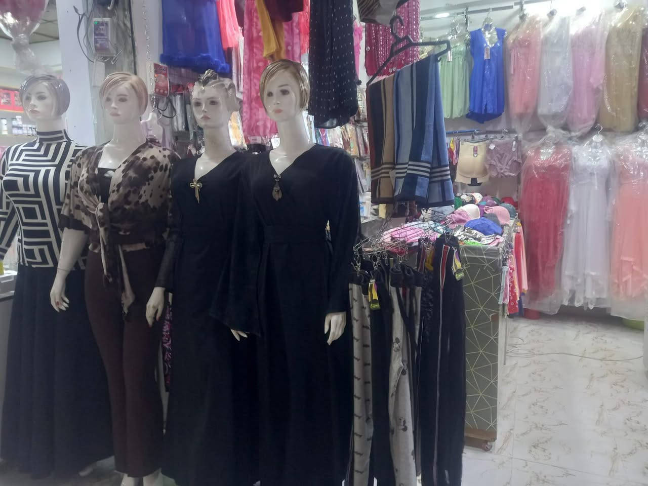 محل للبيع البسه نسائيه تجهيز عرائس تفاصيل على الرقم ***********

