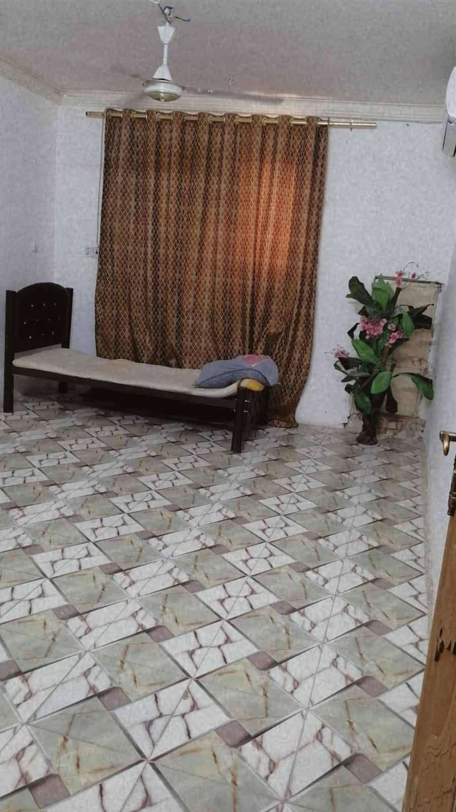 للبيع بيت طابو صرف مساحته 150 بي 6 غرف سعر 100 بي مجال عنوان المحموديه حي العسكري قرب مدرسه عراق المحبه شراي يتصل ***********
