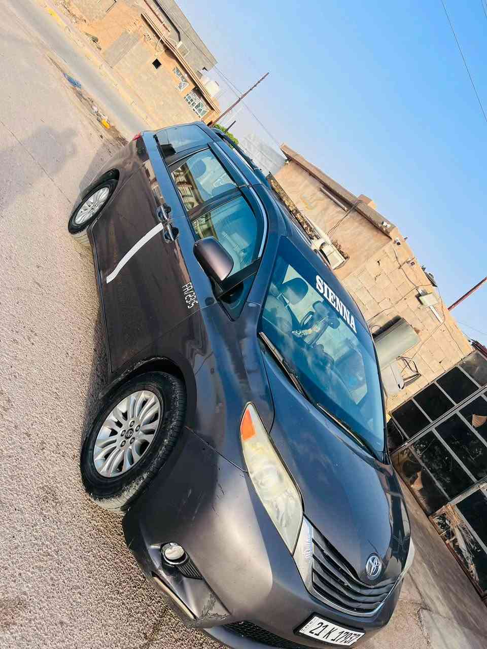 السلام عليكم سينا موديل 2017 XLE فتحه بصمه كامره تشغيل عن بعد شاشتين تبريد ماشاءالله تدفئه كشنات كير ومحرك جدد بيه ضرر قطعتين بدون دواخل جاملغ بنيد فقط سياره حلوه ونضيفة 
تخم تاير جديد صدر جديد سياره جاهز عل شغل  
السعر155قفل بيع مستعجل  
مكان السياره الانبار حديثه 
***********
