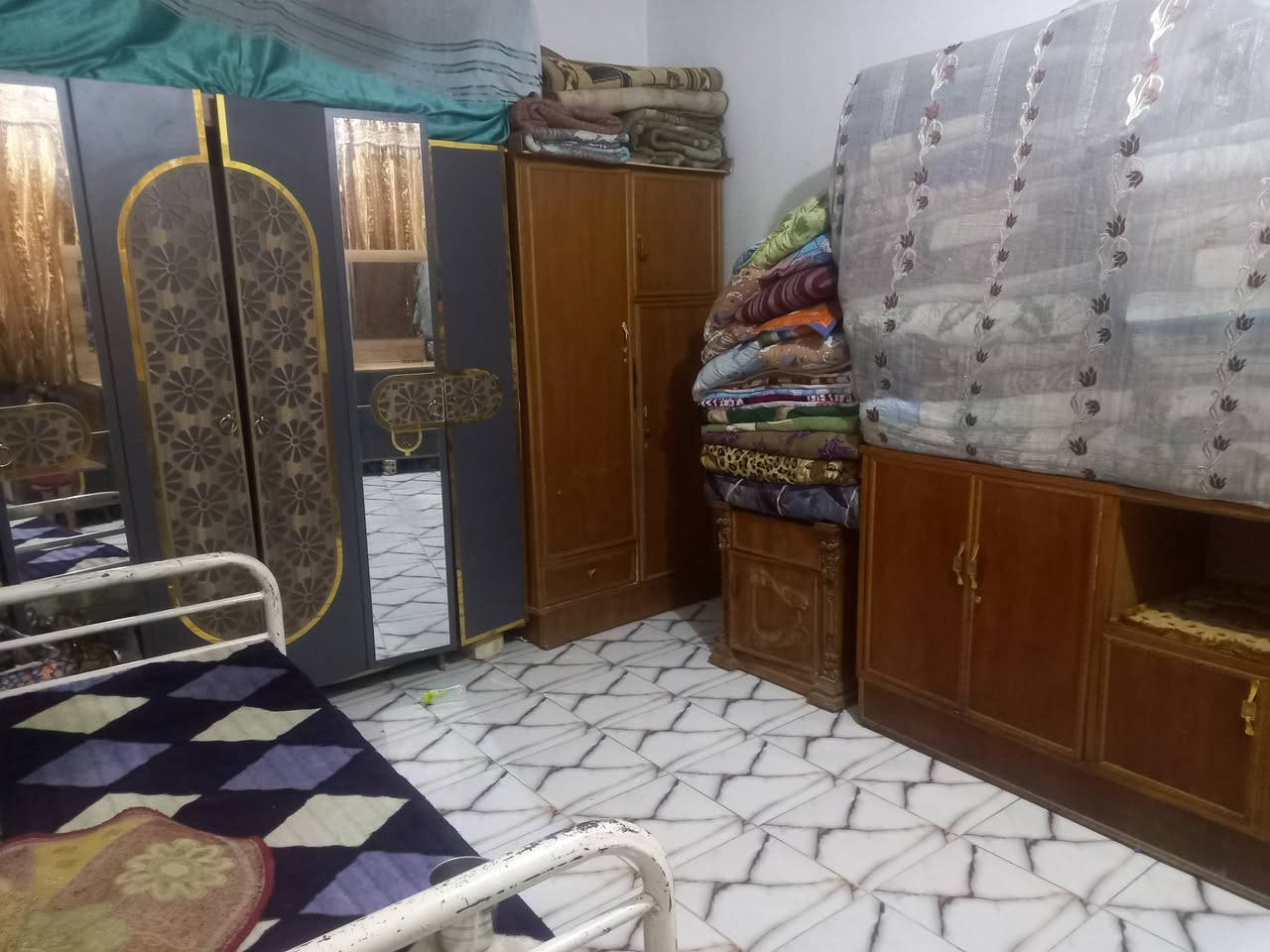 بيت للبيع الخطيب الزراعي شارع الحشد المساحه 110حمام خارجي استقبال مطبخ حولي منور غرفه حمام الطابق الثاني بيتونه وغرفتين السقف سندويج شغل شركه للإستفسار(*********** )
