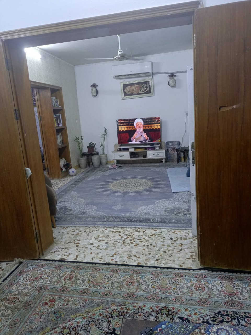 السلام عليكم ورحمه الله 
دار 100م طابقين للبيع 
الطابق الاول..هول.. إستقبل..مطبخ..صحيات
الطابق الثاني 3غرف نوم..صحيات
الخدمات ..ماء.. كهرباء..مجاري..انترنت
سند طابو زراعي 25 
اسمي بالسند 
العنوان ..كربلاء .. البوبيات عمود 26 
للاستفسار ***********
