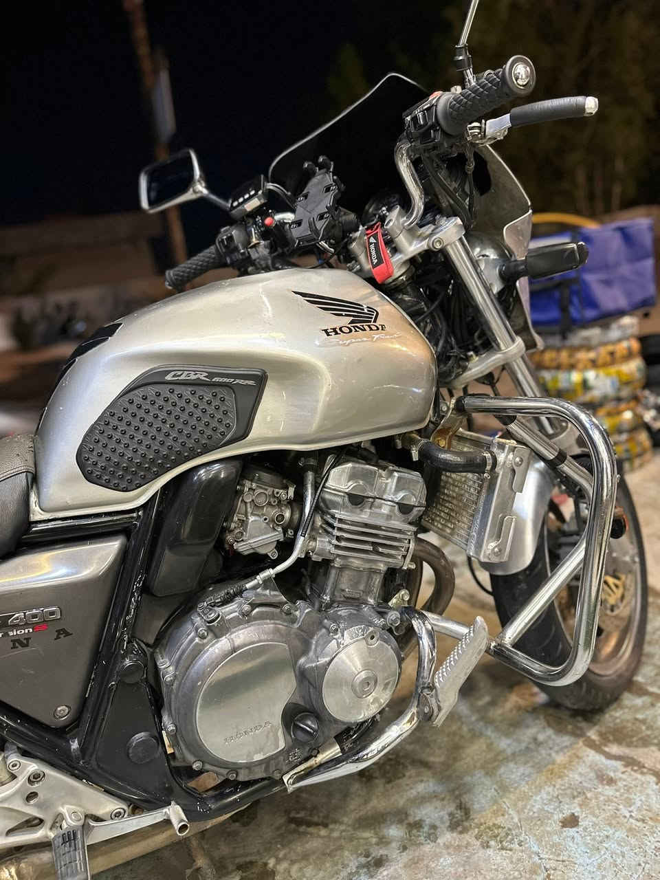 ️ للبيع – هوندا CB400 Super Four VTEC مزوده من يابان
جيل اول 16 ولف 400 سي سي مرقم مميز تحويل ثاني يوم 

✅ وارد ياباني

✅ محرك 400cc أربع سلندر

✅ مكينة ممتازة وصوت ناعم

✅ راديتر مزوده تيتانويم حجم كبير

✅  جانبية أصلية + حمايات 

✅شاشه كامرات امام وخلف دقه 4K

✅ سي بايه خلفيه و سله استيل للدبه بانزين او جنطه

✅بجم بوليسي 

✅دكمه دبل اشار و منفذ جداحه USB و بلوجترات 
✅درع خلفي و امامي ومكينه 

📍الموقع: بغداد الكريعات معرض ibk 

📞 للاستفسار والمعاينة: ***********

السعر: يذكر على الخاص أو الاتصال للجاديين راغبين بل شراء
