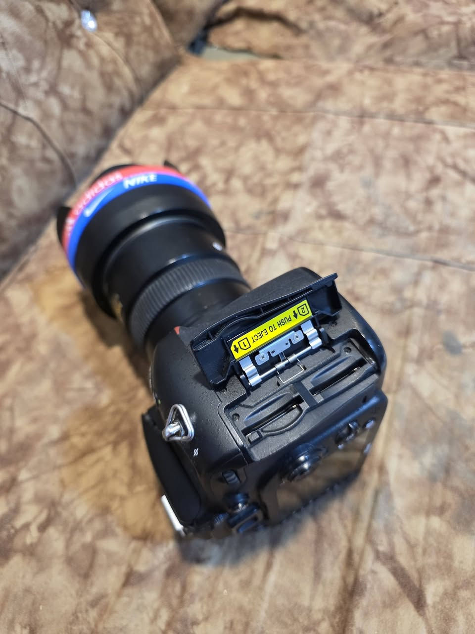 نيكون d7200 مع هاي العدسه بس فلاش مايشتغل الكامره نضيفه شتر 48
