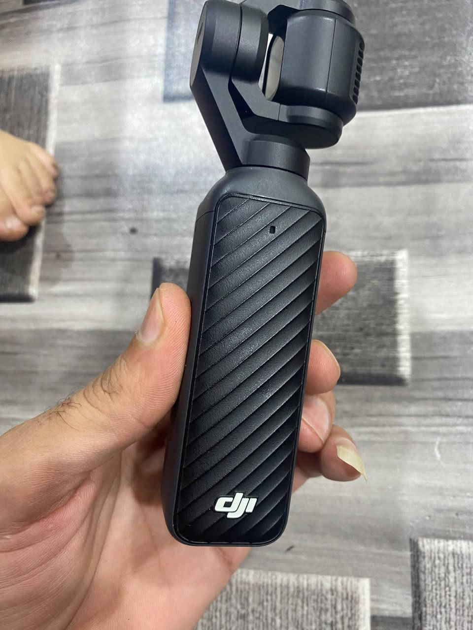 كامرة للبيع جديده بدون ملحقات مستعجل ع بيعتها ***********
أهم مواصفاتها:
📷 الحساس: 1-inch CMOS — ممتاز للتصوير خصوصًا بالإضاءة الضعيفة.
🎥 الفيديو: 4K حتى 60fps، و4K/120fps للحركة البطيئة.
🖥️ الشاشة: OLED قياس 2 إنش، تعمل باللمس وتدور للتصوير العمودي والأفقي.
🤳 التثبيت: جيمبال ميكانيكي 3 محاور، يعطي فيديو ناعم وثابت جدًا.
🎯 التركيز: Full-Pixel PDAF سريع، وتدعم ActiveTrack 6.0 لتتبع الشخص.
🌙 التصوير الليلي: عندها وضع Low-Light Video بدقة 4K.
🔊 الصوت: 3 ميكروفونات مدمجة وتسجيل ستيريو.
💾 الذاكرة: لا توجد ذاكرة داخلية؛ تحتاج microSD، وتدعم حتى 1TB.
🔋 البطارية: 1300mAh، والمدة الرسمية تصل إلى 166 دقيقة في اختبار 1080p/24fps.
⚡ الشحن: حوالي 16 دقيقة إلى 80% و32 دقيقة إلى 100% بشاحن DJI 65W PD. �
dji.com +١
📱 تدعم Wi-Fi وBluetooth والاتصال بتطبيق DJI Mimo. �
dji.com
