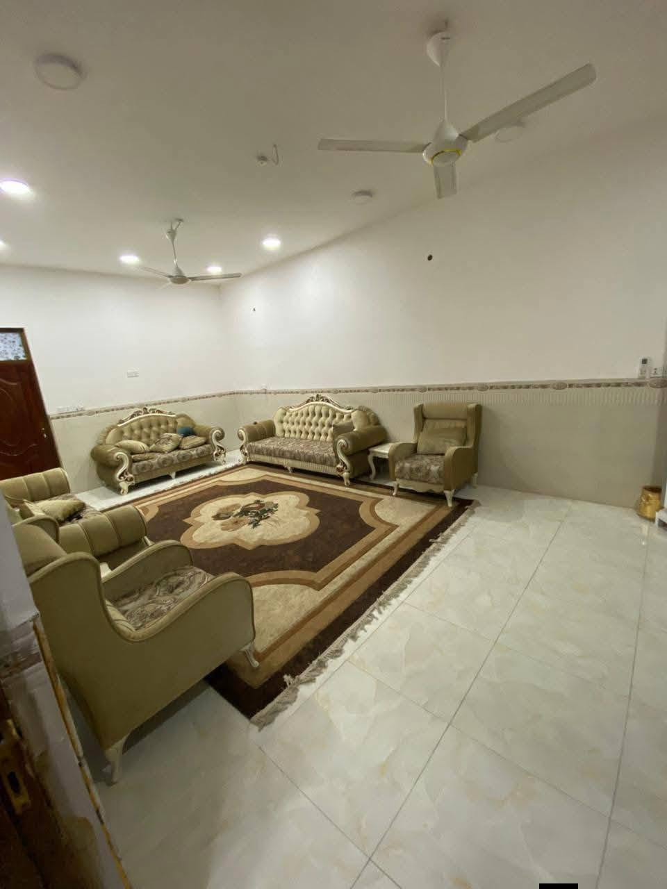 دار سكني للإيجار  ✨🏡

موقعه #حي_الجامعه_شارع_20_التجاري
قرب مدرسه الجامعه الابتدائيه 
📐 المساحه 200 متر 
يحتوي علئ 
٠غرفة نوم
٠ صاله كبيره     
٠استقبال كبيره
٠مطبخ حار وبارد
٠صحيات داخليه وخارجيه
٠حديقه
كافه الخدمات متوفره تبليط مجاري

📞 #للاستفسار_اكثر_***********
أو مراجعه مكتب السند للعقار الكائن في الجزائر شارع المطاعم مقابل مدارس التفوق الاهليه
