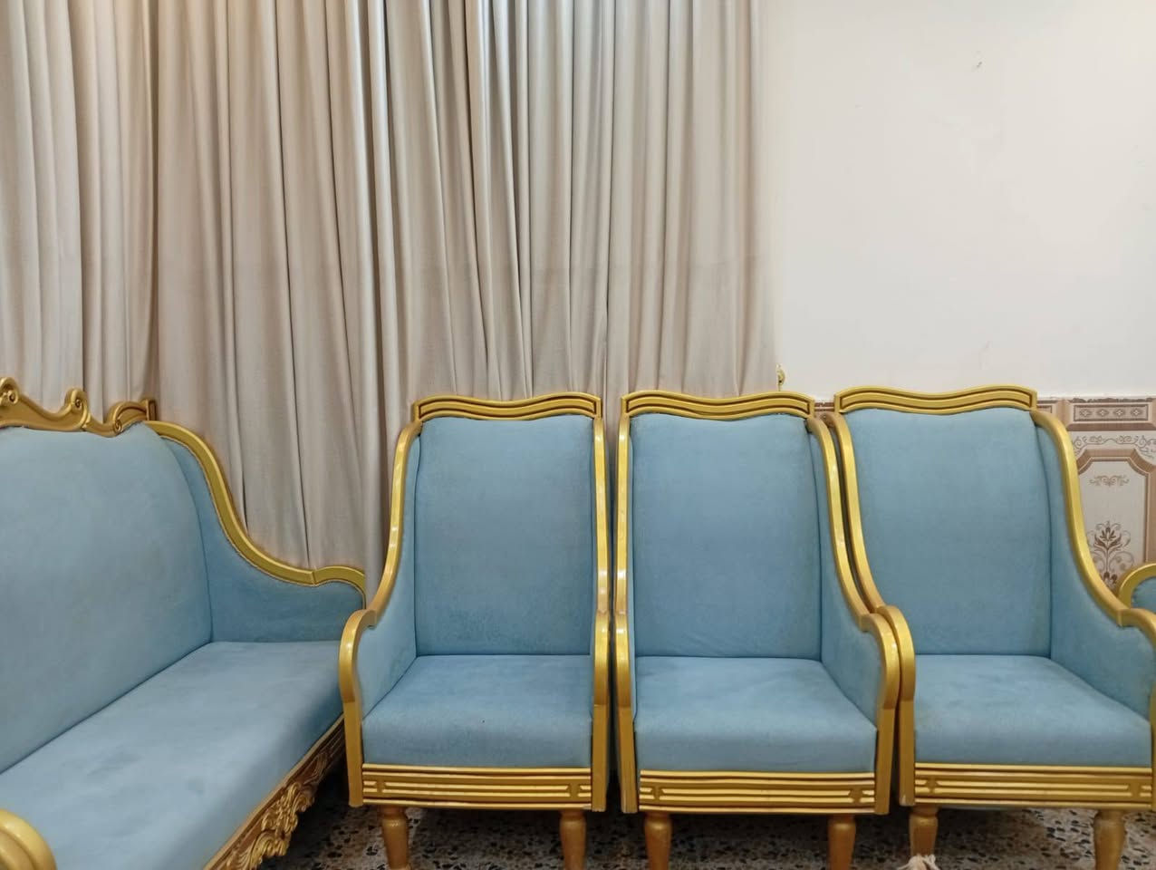 تخم للبيع حطاطه نظيف ١٧ مقعد السعر ٦٠٠ وبي مجال لشراي
عنوان فلوجه حي معلمين شارع ٤٠ 
رقم الهاتف لشراي ***********
