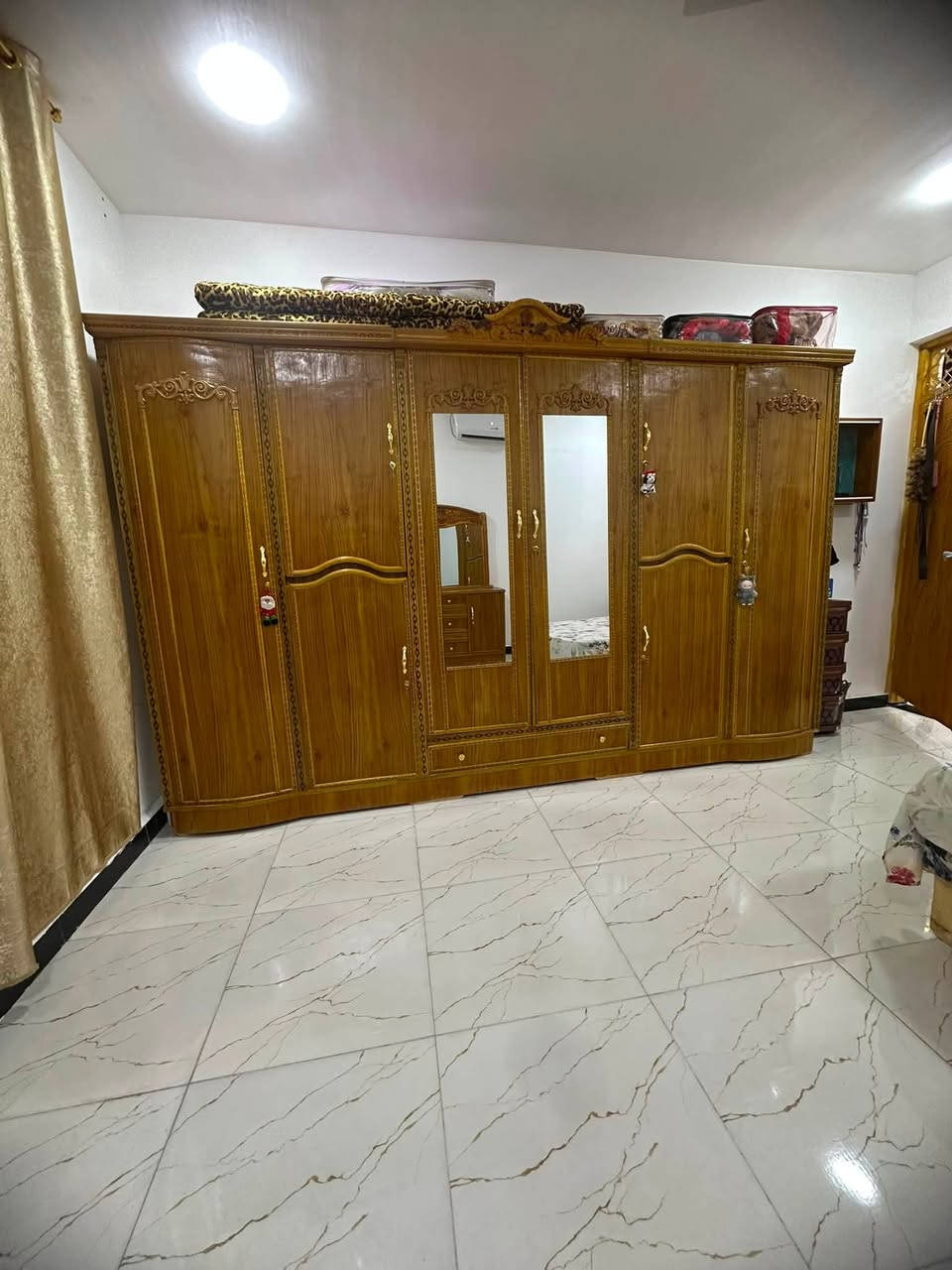 السلام عليكم غرفه نوم للبيع استعمال قليل السعر ٦٠٠وبيها مجال بسيط مكاني بغداد للاتصال ***********
