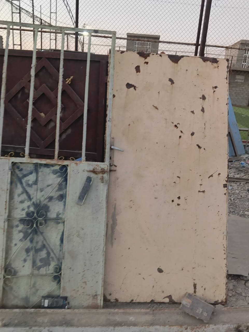 سلام عليكم ابواب حديد وشيلمان للبيع ***********
