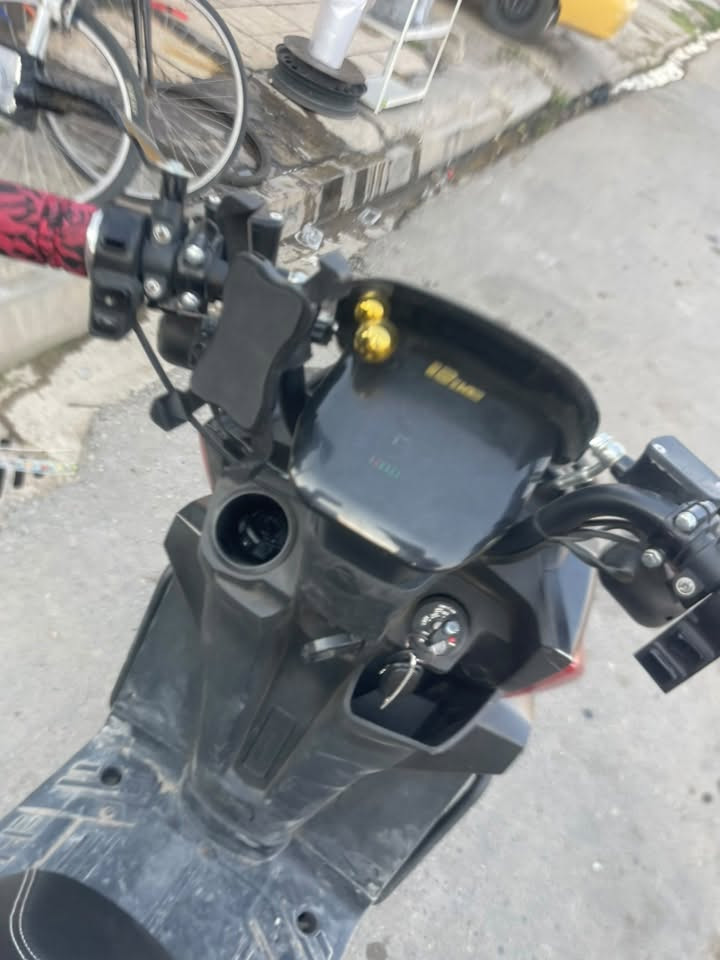 🏍️ للبيع  او مراوس حسب القناعه 

دراجه  ( ماطور ) شحن  طراز Super 12 🏍️الموديل: سكوتر شحن هجومي (أباتشي / تانك).

الحالة: نظافة 80‎%‎  وبحالة ممتازة (نفس الصور).⚙️ 

المواصفات:إضاءة LED أمامية مزدوجة قوية (عدسات دائرية).

هيكل متين مع دعامات حماية أمامية وجانبية.

نظام فرامل ديسك (باكم) أمامية وخلفية للأمان.

عداد رقمي (ديجيتال) لمعرفة السرعة والشحن.

مجهزة بصندوق تخزين خلفي وشبكة تحميل أمامية.

البطارية والمسافة: [ 6 بطاريات مسطره  تقره 11،5 ]. 

السعر: [ 700 الف  ] بيه مجال بياع 

الموقع: [الموصل - الايمن ]

📞 للتواصل: [ *********** ]

يرهم مراوس حسب القناعه
