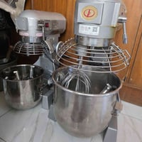 سلام وعليكم اخوان عندي هاي الخلاطات للبيع وحده ٣٠ لتر وحده ١٥ لتر نضيف...