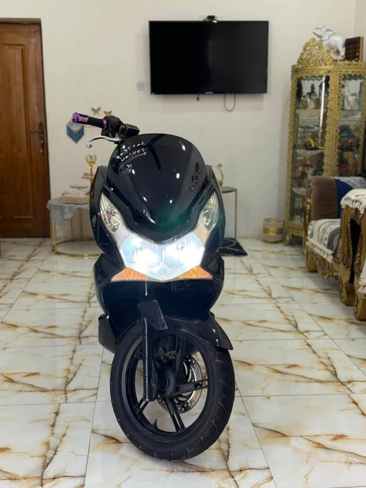 السلام عليكم اللبيع دراجه pcx جيل لاول ماشيه 35 الف دراجه ماخذها رمبه  الدراجه وعلى  ايدي حجم المكينه 125 ياباني الاصلي دراجه كامله استان كهرباءي  حساس ازدحام  الدراجه جديده واحلا من الصور  مال جناي الدراجه مكفوله  اي نقص مابيه  السعر مليون 300 وبيه مجال مكان بغداد  الدوره حي الصحه  الرقم  ***********
