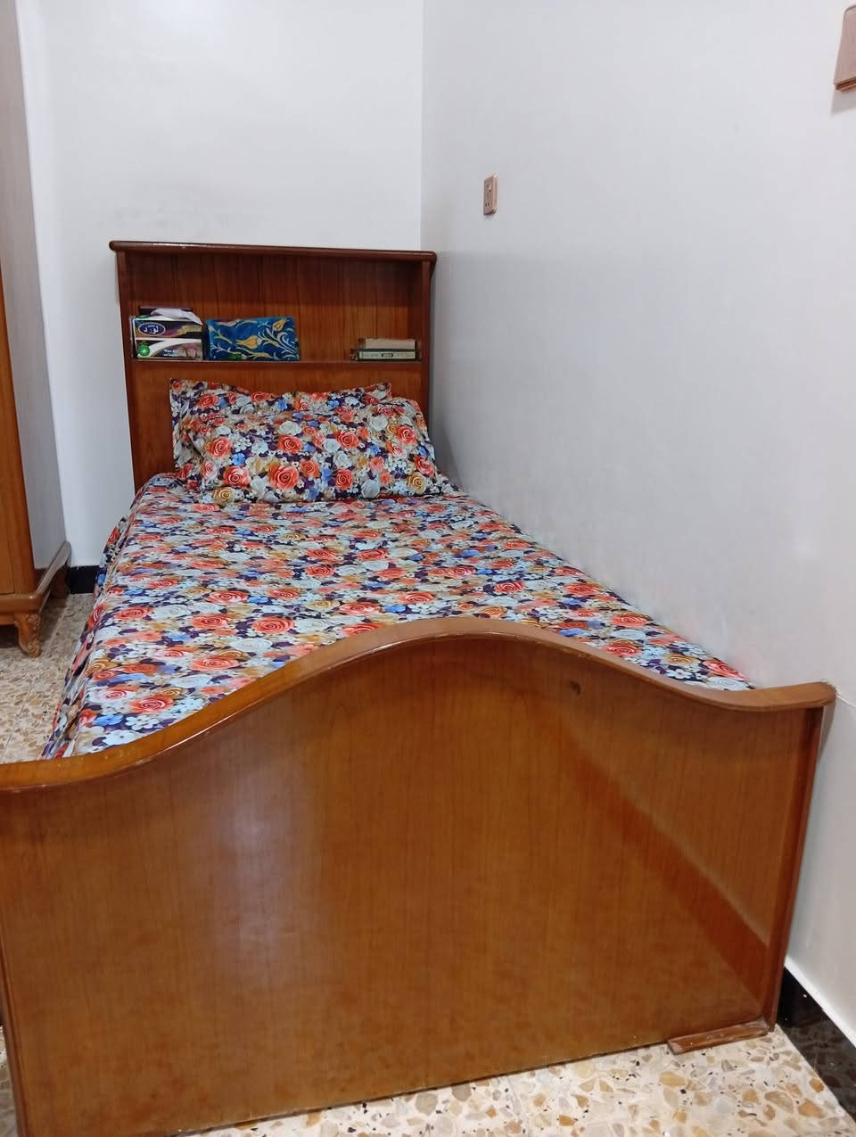 للبيع غرفه خشب صاج مابيها اي ضرر جديده ونظيفه سعر الكنتور 500 وبي مجال وسعر الجربايه ام الرف 75 وبيها مجال والي بدون رف 35 عنوان بغداد الدورة شارع 60 
واتساب ***********
