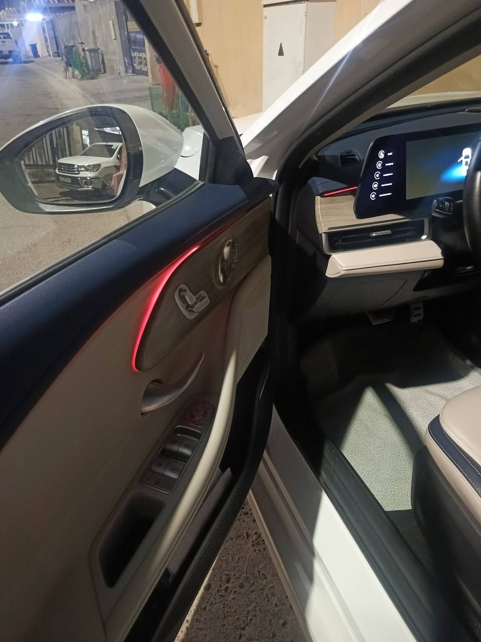 ااريزو 8 كفاله عامه ماشيه 10,000تالاف زيرو السياره لون ابيض فول موصفات 1600تيربو سعر 185 
رقمي ***********
