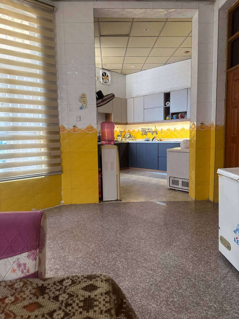 السلام عليكم الدار للبيع المساحه 360 متر طابو زراعي سند 25 تحويل مباشر بأسم المشتري بناء حديث طابوق السقف صب كونكريت درجه اولى الدار طابقين ثلاث غرف نوم+صاله+ ستقبال و مطبخ حار و بارد و مجمع صحي خارجي وداخل وطارمه وممرات داير البيت وحديقه الموقع خلف بيت أستاذ خالد أبو المعهد على ربيانه الشارع 7متر تبليط أي استفسار إتصال على الرقم التالي واتساب ***********
