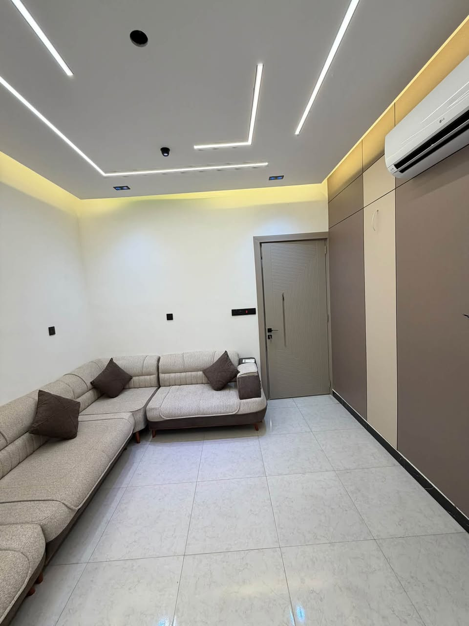 بيت 50 متر  ثلاث طوابق🏠
و هيكل 50 متر ثلاث طوابق

البيت ثلاث غرف نوم حمام خارجي 1 داخلي 2 
استقبال مطبخ 
وكما موضح بلصور والفيديو 
بناء درجة اولى وموثث كامل سقف عالي جميع شبابيك المنيوم 
كتائب حماية لسطح وسقيفة 
تانكي كبير وبوستر نازل تاسيسات امل الشريف بورسلين الواح 

والهيكل نفس تفاصيل البيت 

الموقع📍 :حي دجلة شارع الابداع 
***********  رقم الهاتف واتساب ايضاً
