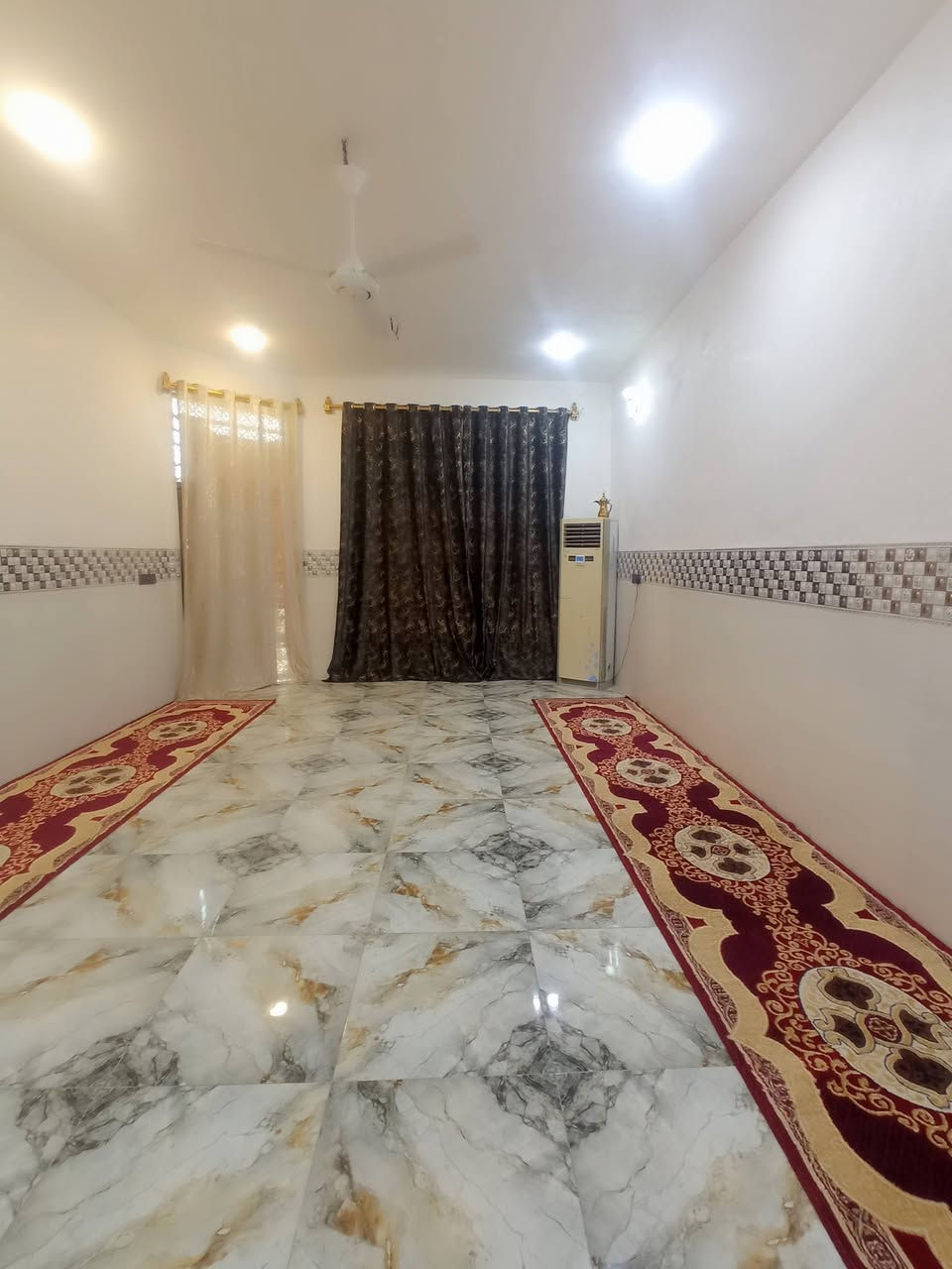 اللهم صل على محمد وآل محمد 
🏤 بيت للبيع 300 متر طابو زراعي سند 25 ركن على 3 شوارع عرض الشاعر امام البيت 8 متر  المعارة ثالث بيت عن التبليط خلف بيت ابو احمد كاظم عواد المقابيل الصيدليه كافة الخدمات ماء آبي بالباب كهرباء 3 فيز جيران درة من الله تفاصيل ...
بناء طابوك درجى اولى
السطح صب كونكريت مركزي
تأسيس ماء + كهرباء + مجاري درجى اولى   بيت يحتوي على
🏨 2 غرفتين / 5في4
🏨 استقبال /7 ونص في 5
🏨 صالة/ 4 في 9
🏨 مطبخ /7 ونص في 5
🏨 منور داخلي 1 ونص في 4
🏨 منور عالمطبخ 5 في 1
🏨 بيتونه عالكبر الصالة 9 في 4
🏨 صحيات خارجيه 1 ونص في 1 ونص
🏨 كراج سياره 4 ونص في 9
🏨 حديقه 🏝️🛣️5 ونص في 8 
🏨 البيت متعوب عليي عمل درجه اولئ مرتفع من الشارع للاستفسار الاتصال 
***********
  واتساب
