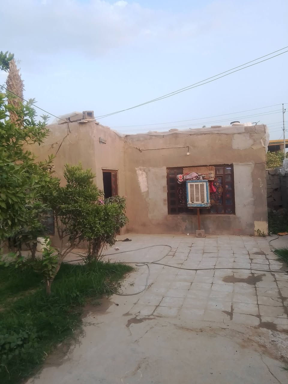 سلام عليكم البيع بيت ركن مكانه نهايت حي عرار يحتوي على غرفه ومطبخ وهول مساحته 200متر تبليط كدامه وبي محل حديقه جبيره سعر 13وبي مجال رقم ***********لاستفسار
