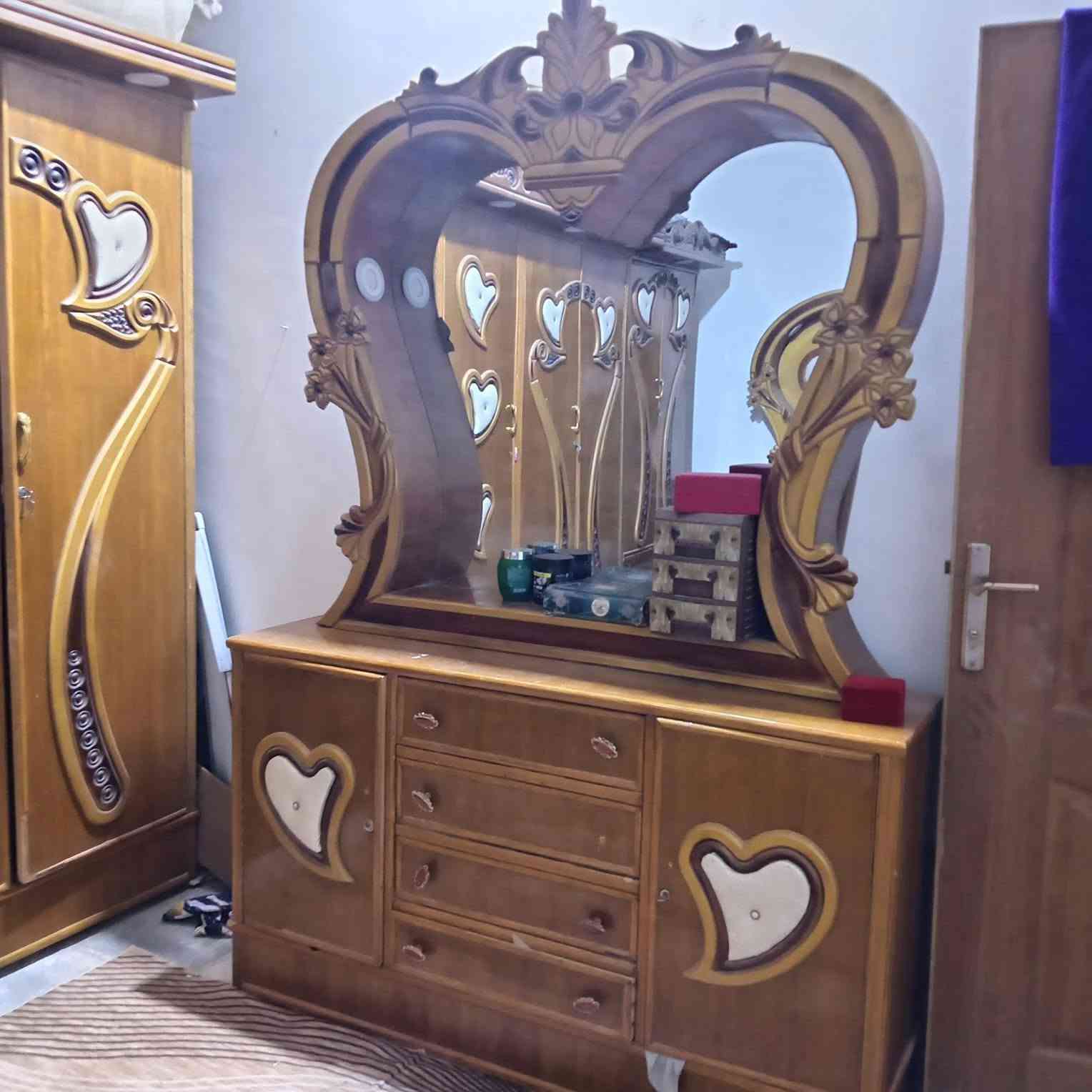 للبيع • سعر مناسب • غرفه اخشاب