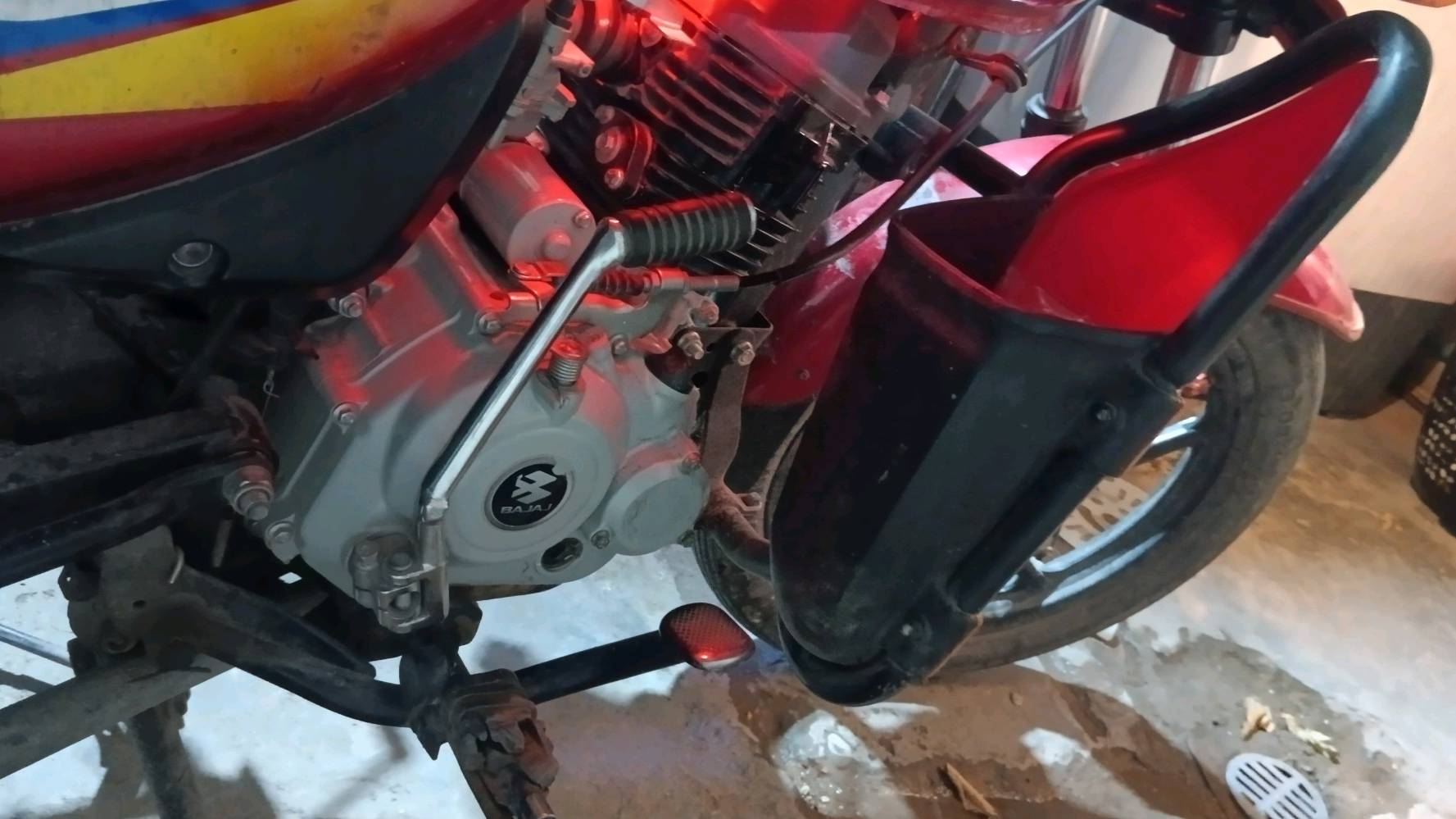 دراجه بوكسر كلاسك موديل 22 احمر ماشيه 19 دراجه نظيفه استخدام شخصي يعني مشايفه الشغل مال دوام اروح ورجع بيهه فقط..رقم انكليزي سنويه بسمي..العنوان بغداد البياع الشهداء..رقمي ***********
إذا المشتري يريد يشوفها، هل متوفرة ببغداد/البياع الشهداء ..ملاحظه بيهه مجال 