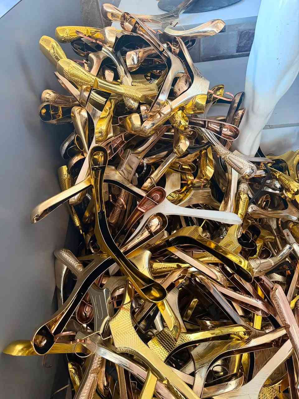 دیاکۆ بۆ دیکۆرات
دوکانێکی کامل بەردەستە بۆ فرۆشتن کە پێک هاتووە لە ۲ جۆر ڕەفەن 
جۆری یەکەمی ڕەفەکان دوو ڕون (قیاسی ٦ ڕەفەکان پانی ۹٠ بەرزی ۱۷٥ قوڵی قاتی خوارەوە ۷٠ قوڵی قاتی سەرەوەی ٥٠ ) 

جۆری دوومی ٦ ڕەفەکان دیوارین و یەک ڕوون (پانی ۱۲٠ بەرزی ۲،۷٠ قوڵی ۳٠ سانتیم) 
تێبینی هەردووک ڕەفەکە بنیان چەکمەجەیە ...... هتد و هەکیلی ئیسفنج بە دوو قیاس بەردەستە( ۳۸ ، ٤٠ ) لەگەڵ ٤ هەیکەلی باغەی کامل و ستاندی تورکی یەکلا هەلاقە و مێزێکی کاشێر (ئۆفیس) 

ناونیشان :- سەروچاوە بەرامبەر مزگەوتی عەزرەتی ئیبراهیم
ژ.م ***********
