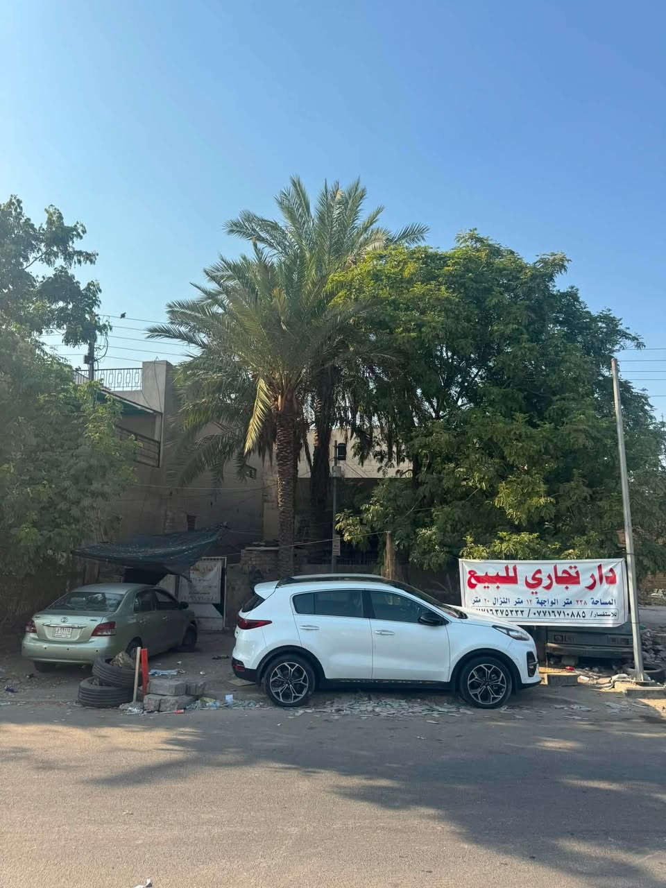 دار تجاري للبيع  في منطقه البنوك مقابل مستشفى شعب العام من جهه باب الطوارئ مساحه الدار (( 238 م )) الواجه ((  12 ))  ونزال (( 20 )) 

محله 315 زقاق 86 دار 24
تفاصيل اكثر الاتصال ***********
