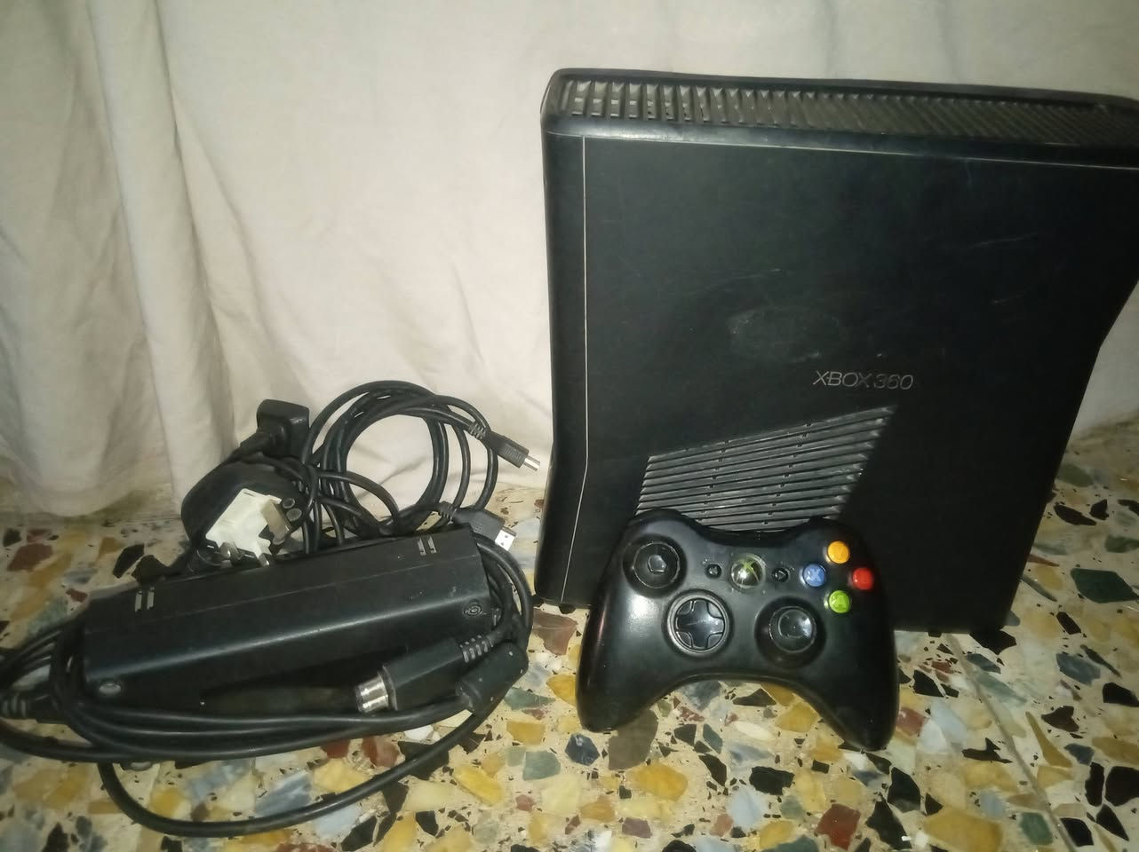 اكس بوكس 360 للبيع
الجهاز نضيف وما مستخدم هواي
 موجود بي أكثر من 22لعبه
سبب البيع ماعندي وقت اله
سعره 120 وبي مجال بعد
رقم ***********
