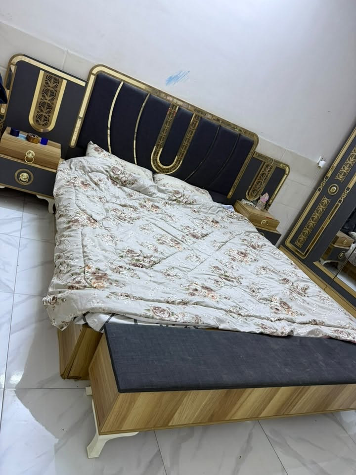 ٦٠٠ الف مكاني بغداد الدوره الصحه
غرفه نوم ٩ قطع 
كاونتر ٣ قطع
***********
