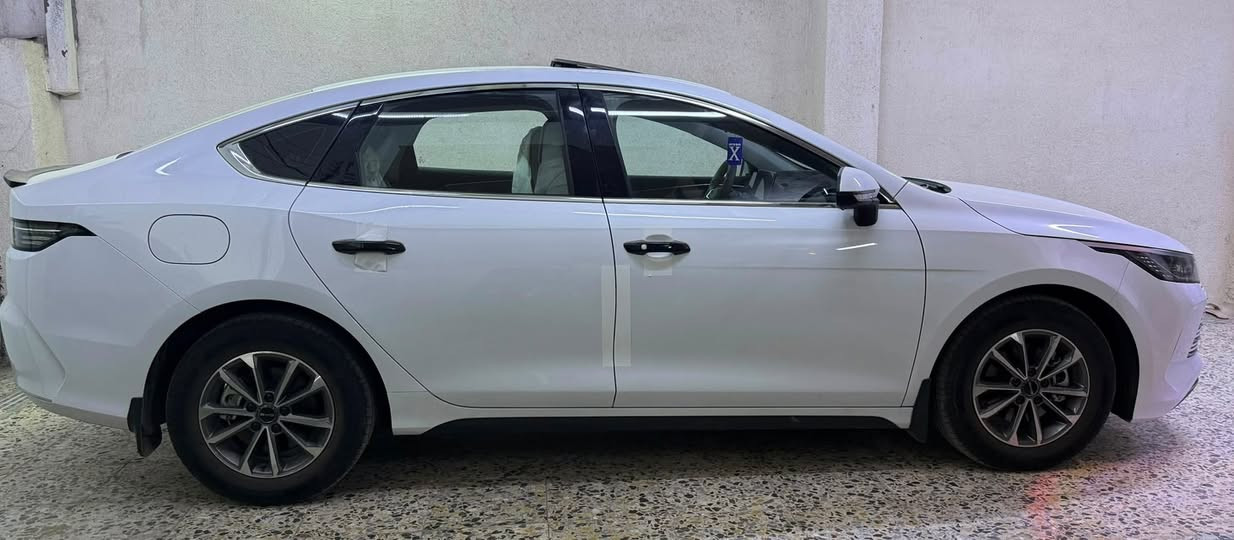 سلام عليكم BYD دستروير ام الفتحة للبيع
سياره ماشية 5الف كفالة عامة مال الصبغ والبارد والتبديل حته الشخط السياره بحالة الوكالة السياره تجي فتحة ولد بل دعامية مغلفة ارضية  تواصل ***********سعر21و800مكان السياره بغداد الكرخ
