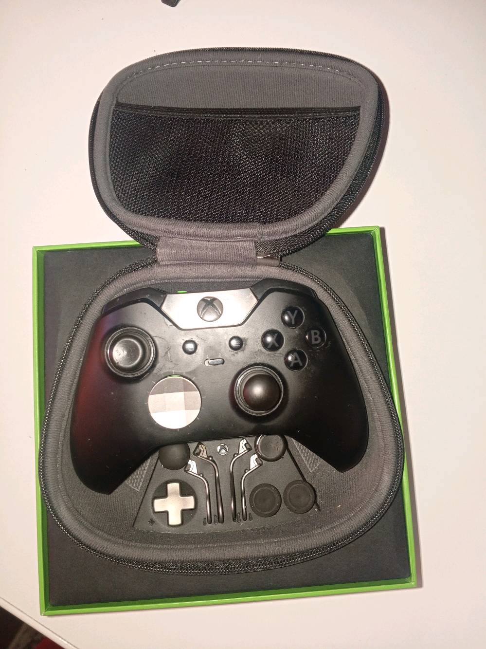 Xbox series s 
512 كيكا جهاز نظيف مستعمل  مع جوستك احترافيه 
السعر 450 الف 
موقع البصره 
للتواصل واتس ***********