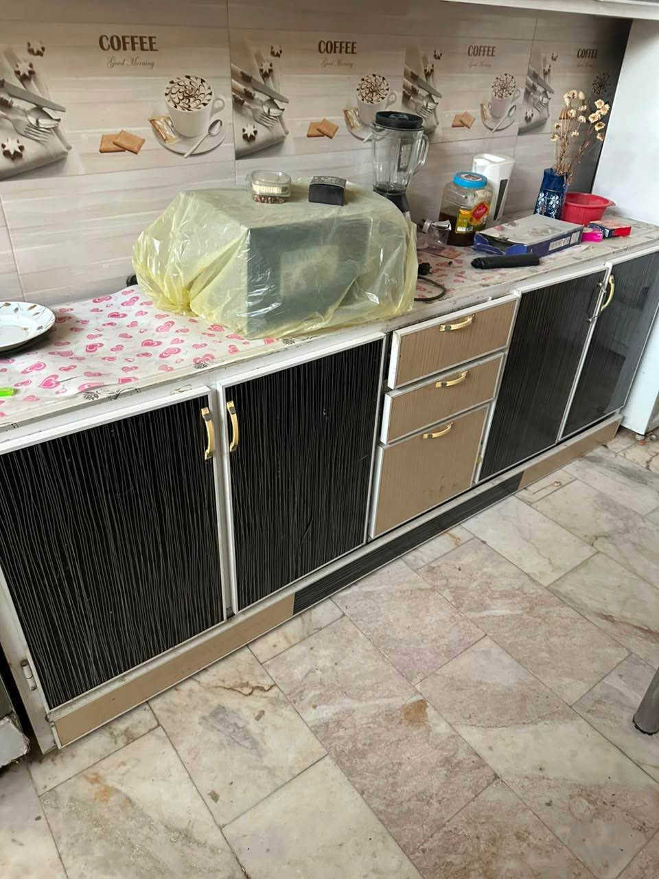 سلام عليكم

غراض منزليه للبيع 
كلش نظيفات 
تخم كامل 10 مقاعد نضيف كلش

طباخ نوعيه فرش 5 عيون شغال كله هوه والفرن 

ثلاجه نوعيه المتين الحجم الكبير فول نظافه وشغاله 

مجمده كلش نظيفه 

كاونتر كامل مع الملحق والسنك مرمر نظيف 
وبراد ماء ايضاً نظيف كلش 

كلشي وسعره 
للاستفسار *********** 
مكان كربلاء شبانات يم صوره الشهيد كربلاء, العراق
