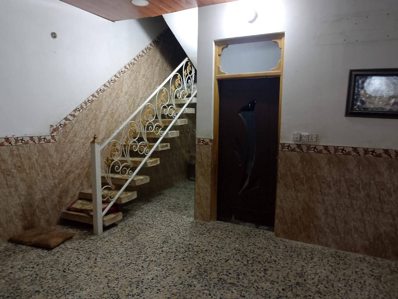 سلام عليكم البيت البيع مساحة ١٠٠متروجهه البيت ٧لاربع طابق ونص جوه غرفة صاله مطبخ حار بارد ستقبال تخاريج داخل وخارج البيت جاهز طابق ثاني غرفة وصالة عوزهن بياض ورضيه عماريه طابق ثاني لاساس صب وسقف صب طابق ثاني عكاده لاتصال على رقم *********** موقع شارع مطار قديم
