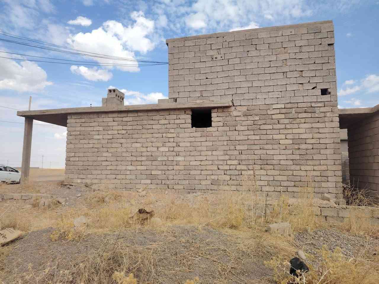 بعد التحيه والسلام
بيت للبيع العنوان مفرق الزاوية يم بانزين خانة اللجي مجاور المدرسه الجديدة المساحه 220متر 
السعر 26 مليون 
الهاتف ***********
