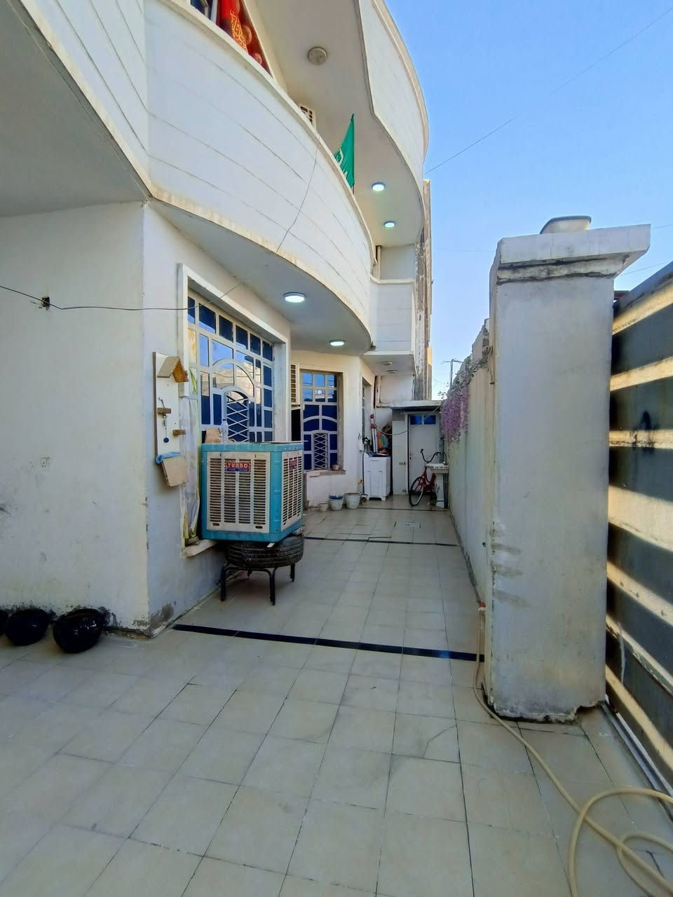 السلام عليكم توفر عندي بيت ركن  للبيع زراعي سند 25 مساحة البيت 150متر طابقين جبهه 15/ نزال---10 المنطقه كامله كل الخدمات مي مجاري كهرباء تبليط موقع البيت البلديات الضباط خلف الصحفيين قرب مدرسة ابن خلدون الاعداديه منطقه حي الامير للاستفسار اكثر *********** السعر خاص الرد واتساب ماسنجر أو الاتصال.     حسن للعقار
