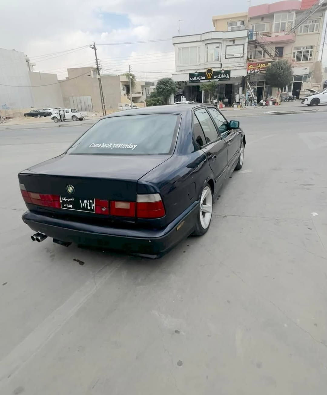 سەرەتا بە ناوی خوا 
BMW 525 
مۆدێل ١٩٩٣ سەیارەکە فولە بەس تۆماتیک نیە 
چوار جام کارەبا 
سلاید 
قرچێکی پێشی هەیە شایەنی باس نیە 
ئارمی ئیسنساخی هەولێر ئارمەکەی بە شەرت نایەم 
چوار تایەو ویلی هامانی لە ژێرە 
ناو غورفەی زۆر زۆر پاک ماوەتەوە 
نرخی ٣٠ مەجالێکی برایانەشی تیایە 
***********
