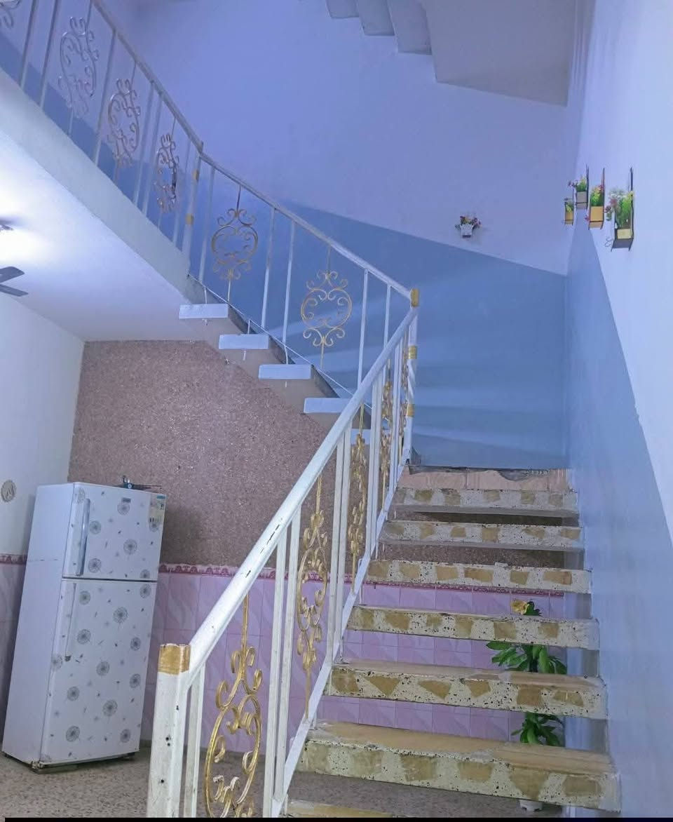 بيت 150متر طابقين يحتوي الطابق الاول غرفتين كبار مع استقبال حمام كبير ومطبخ منور جانبي ومنور خلفي والطابق الثاني يحتوي على 4غرف  يعني مجموع الغرف 6خدمات عنوان البيت ام الكبر والغزلان قرب حسينية الكتاب والعتره قرب أسواق ابو جعفر علمأ الفرع قصير قريب على الساحة أي ستفسار اتصل على الرقم ***********

