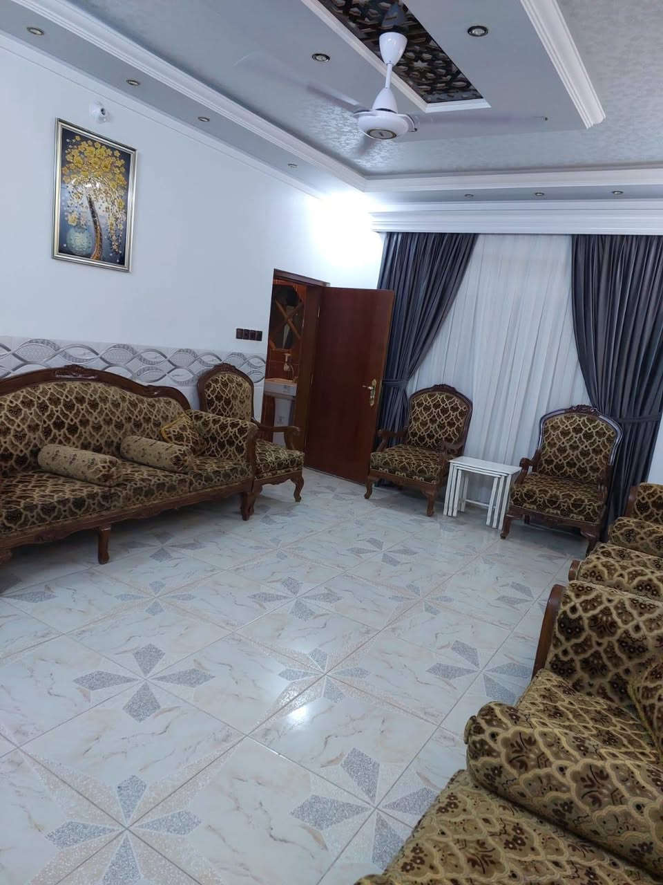 السلام عليكم بيت للبيع نزال يم جامع عبد العزيز المساحه 200 طابقين السعر 190 الشارع 12 تواصل بالرقم *********** ***********
