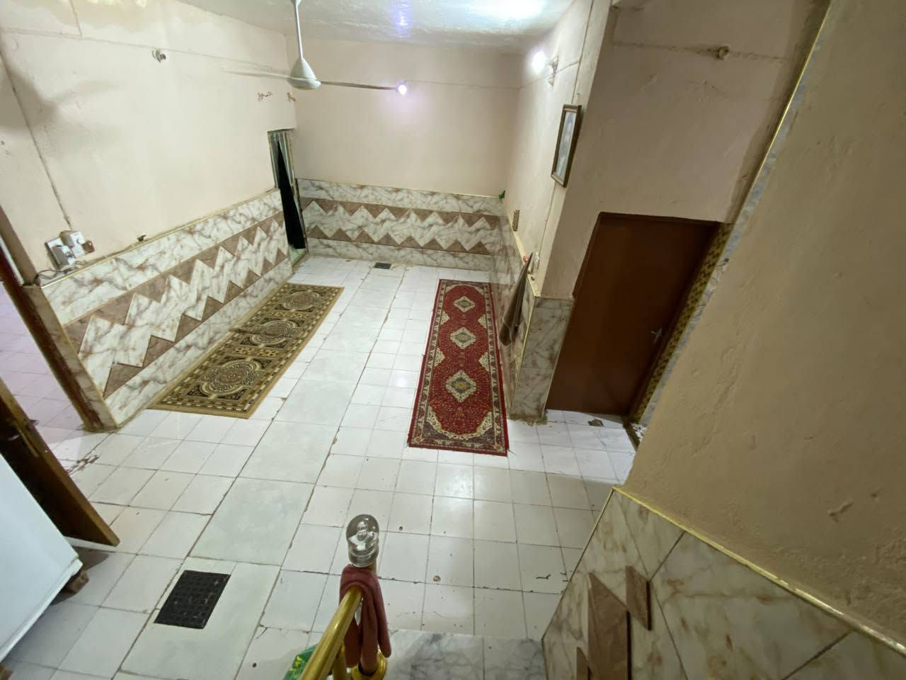 ياالله
سلام عليكم 
البيت البيع طابو صرف
مساحه ((200)) متر بناء عكاده
طابق ونص 
يحتوي على استقبال وصاله عدد ٢
مطبخ غرفتين نوم صحيات داخليه 
صحيات خارجية
طابق ثاني غرفتين نوم وصاله كبيره 
وصحسات كامله الماجديه سيد عاشور 
استفسار اتصل برقم 
((***********)) ((***********)) اخوكم إبو عراق....
