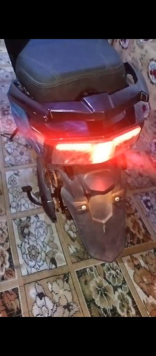 السلام عليكم دراجه كهربائيه للبيع ABRسبورت نوعها سكنس تعمل ب6بطاريات سرعتها 90بيها ثلاث سرعات شاحنه كهربائيه اصلية مال شركه تشغيلها ب مفتاح وبصمه وتحتوي على MB3نظام صوت بلوتوث تصميم سبورت رياضي انارات اماميه عالي وناصي دراجه موضحه بصوره وشرط الفحص مشتريها ب مليون وربع من شركه واريد ابيعها بسعر970وبيها مجال العنوان: النجف الأشرف شارع المدينه قرب مطعم ابوجلال 
رقم المبايل: ***********
