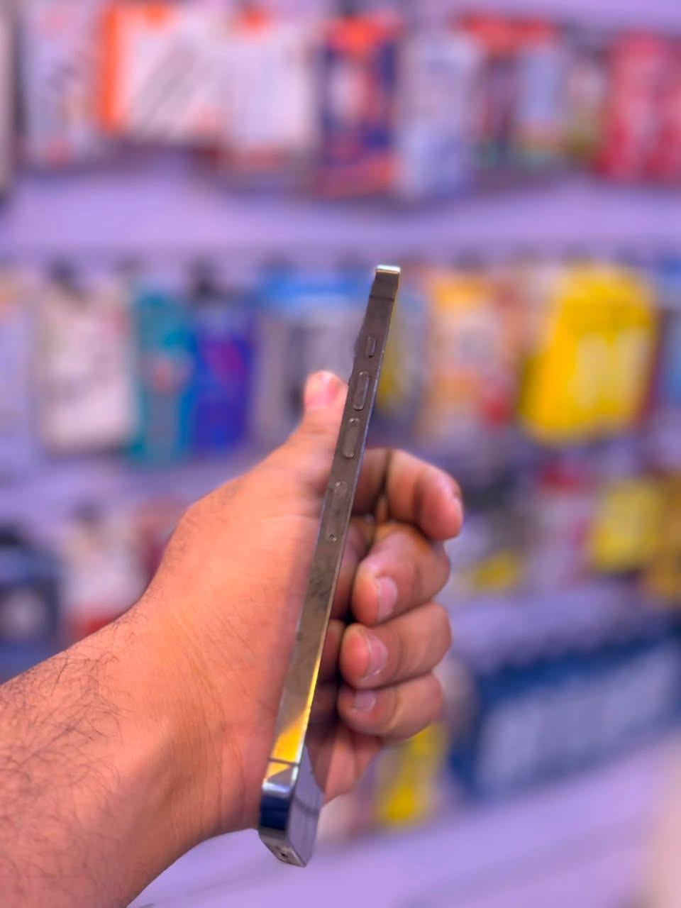 ايفون 13 برو ماكس - 256GB
المواصفات:
•  البطارية: 93%
•  الذاكرة: 256GB
•  الحالة: شغال فول، لا مفتوح ولا مصلح
•  الملاحظة: كسر بسيط بالظهر فقط مثل ما موضح بالصورة، ما مأثر على شي
السعر:650 ألف - بي مجال بسيط
العنوان: بغداد - مدينة الصدر - قطاع 18 - قرب سيارات كربلاء 
***********
