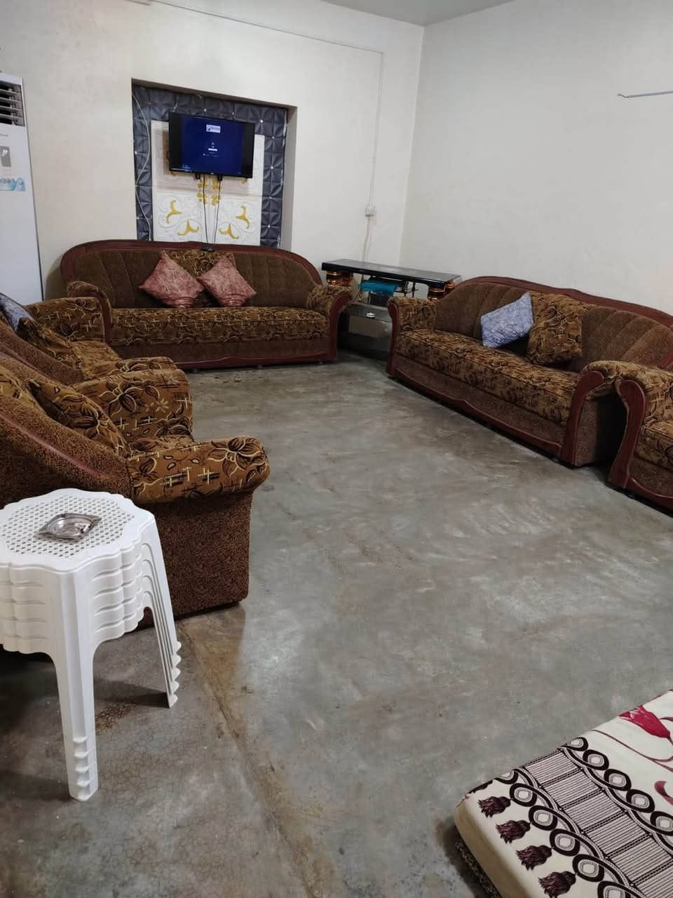 السلام عليكم بيت للبيع
الديوان طول ٨ عرض ٤ عگاده سيراميك 

الهول ٦ ب ٤ 

الممر ٤ ب ٢ 

الحمام ٢ ب ٢ 

المطبخ ٥ ونص ب ٤ صب مو سيراميك 

تواليت متر ب متر 

الغرفه ٥ ب ٤ ارضيه صب

المدخل ٢ ب ٢ سيراميك 

الطابق الثاني 

غرفه ٥ ونص ب ٤ عگاده صب 

ممر بين الغرف ٥ طول عرض ٢ 

غرفه ٥ ب ٤ 

غرفه ٧ ب ٤ 

غرفه ٥ ب ٤  

مخزن عرض متر ب ٤ طول 

صحيات ٢ ب ٢ عگاده 

الباقي سندويچ ومسطر 

الطرمه كبيرة ترهم كراج هم 

صحيات خارجيه كامله 

 المساحه ٣٠٠ متر 

ومتر ونص داير البيت

بس مو طابو 

العنوان السبحاني قرب جامع الخطيب يبعد عنه 10 دقايق 

سعره 47 وبي مجال
***********
