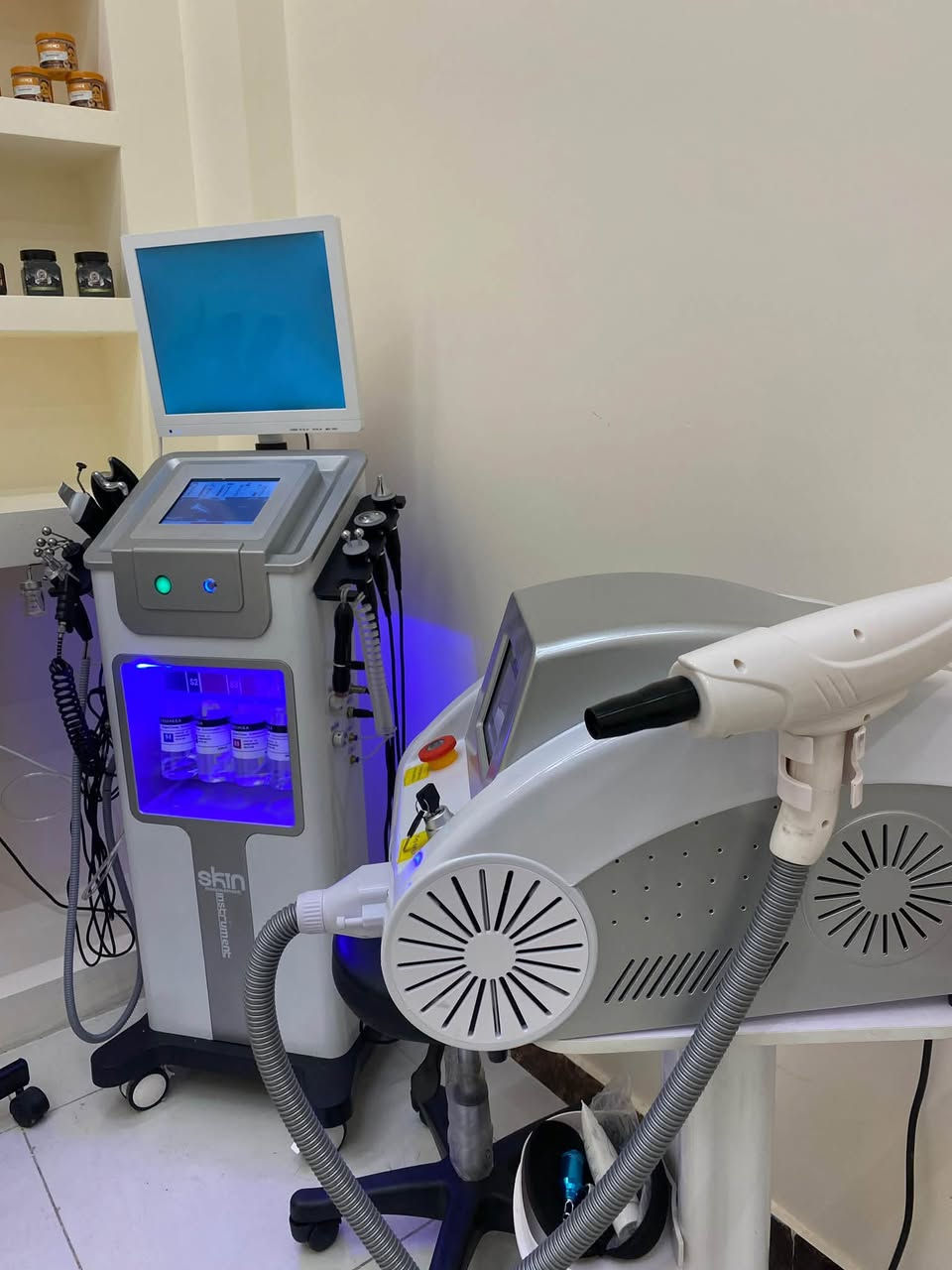 مركز تجميل للبيع – فرصة مميزة ✨
مركز تجميل متكامل للبيع، والأجهزة مستخدمة فقط لمدة شهرين وحالتها ممتازة وجاهزة للعمل مباشرة.
🔹 جهاز HydraSkin هيدرافيشل مع Skin Analyzer
🔹 جهاز ND:YAG للتقشير الكاربوني بالليزر وإزالة التاتو
🔹 البيع للجهازين معاً
🔹 ميز مكتبي + ميز رسبشن غير مستخدمات
🔹 كراسي + تخم + ستول
🔹 سدية طبية ومستلزمات المركز
بلازما + ثلاجة + جهاز بصمة 
📌 الحالة: ممتازة جداً – شبه جديدة
📌 السعر: مناسب جداً وقابل للتفاوض للجادين
📌 فرصة حلوة للي يريد يفتح مركز تجميل ويشتغل مباشرة بدون تكاليف تأسيس كبيرة.
📞 للتفاصيل والاستفسار:
***********
