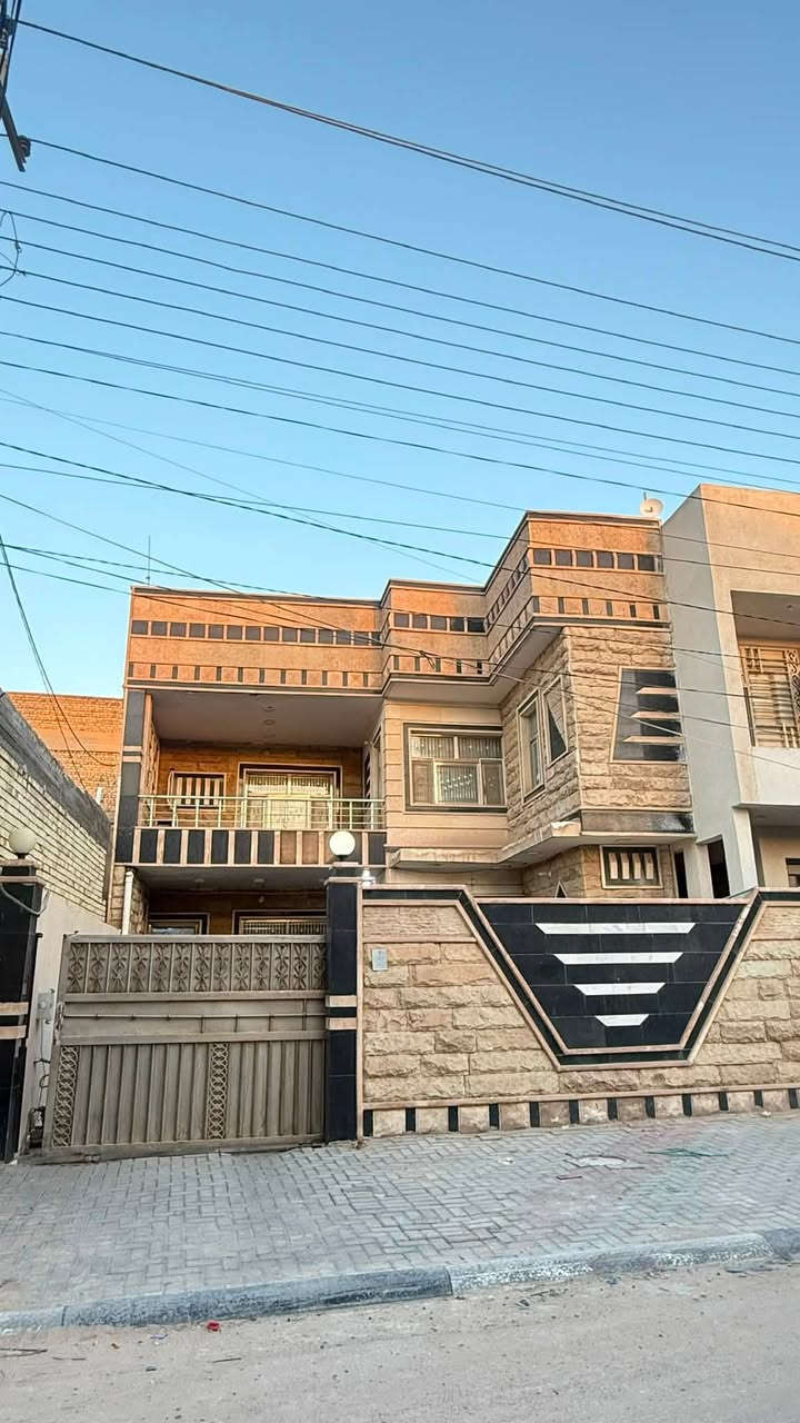 تفاصيل البيت:  كربلاء حي الاطباء للبيع فقط  قرب مطعم الماعون مساحه٢٢٥ واجه ٩ ونزال ٢٥ طابو  مع الاثاث 
• الطابق الارضي:
غرفتان، صالة، مطبخ، حمام، وحمام خارجي،
• الطابق الاول:
غرفة، صالة كبيرة، غرفة ملابس، وحمام  سعر ٤٥٠ طابو  ***********
