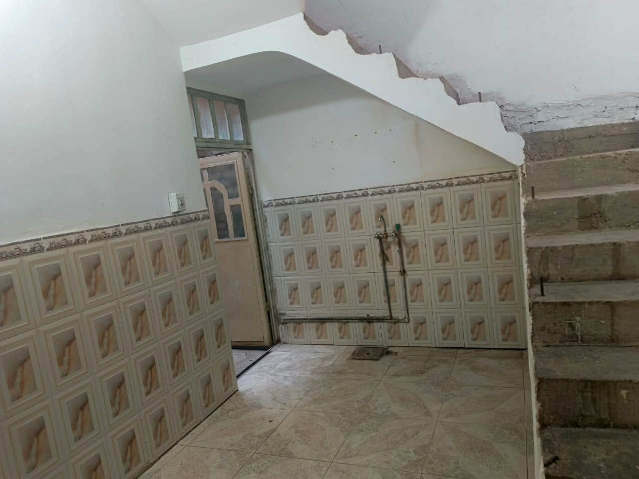 للايجار 160 متر الفلوجه قرب شارع 60 بدل الايجار 350 الف
غرفه وصاله واستقبال 
***********
